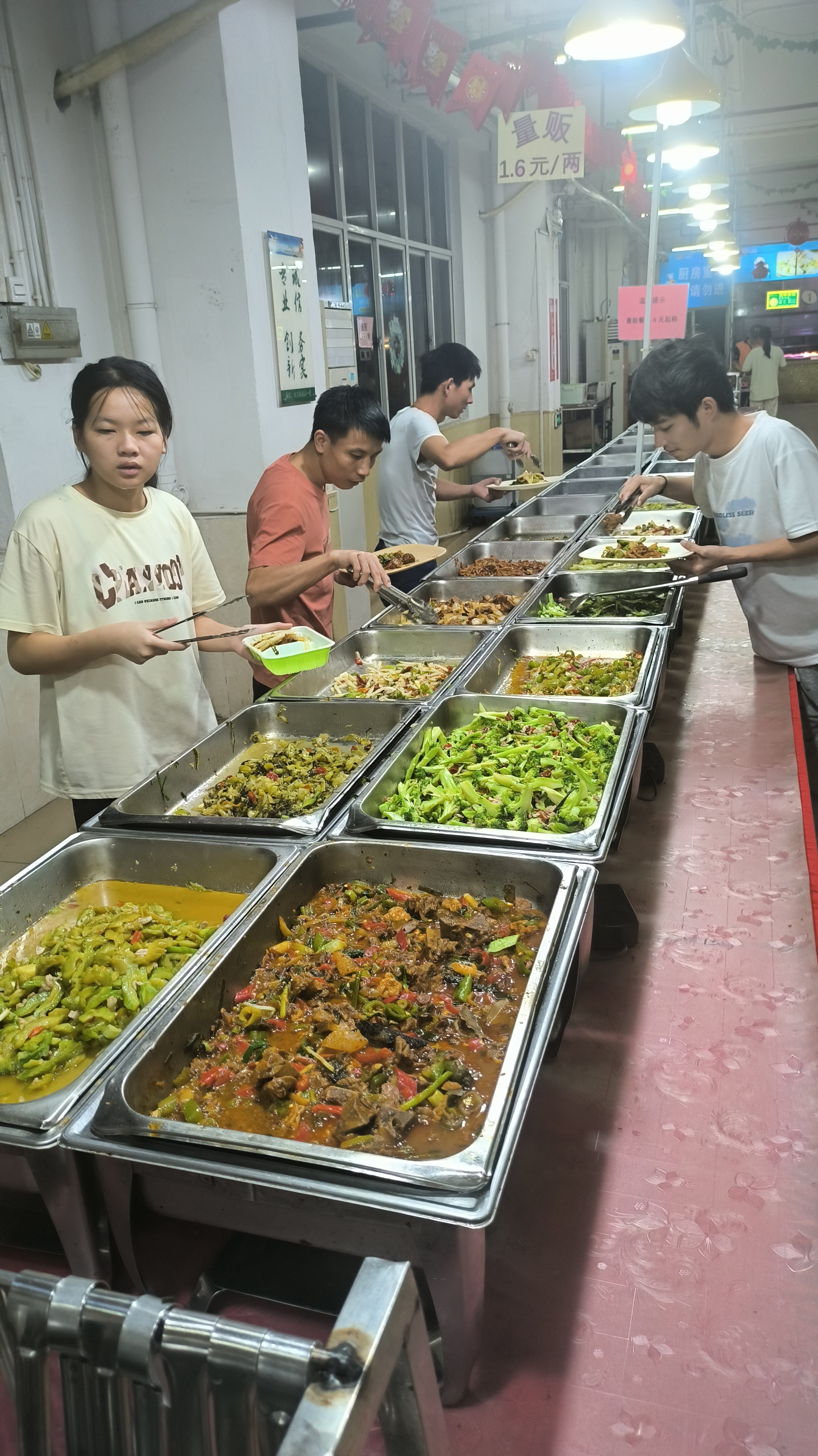 工厂食堂真实图片