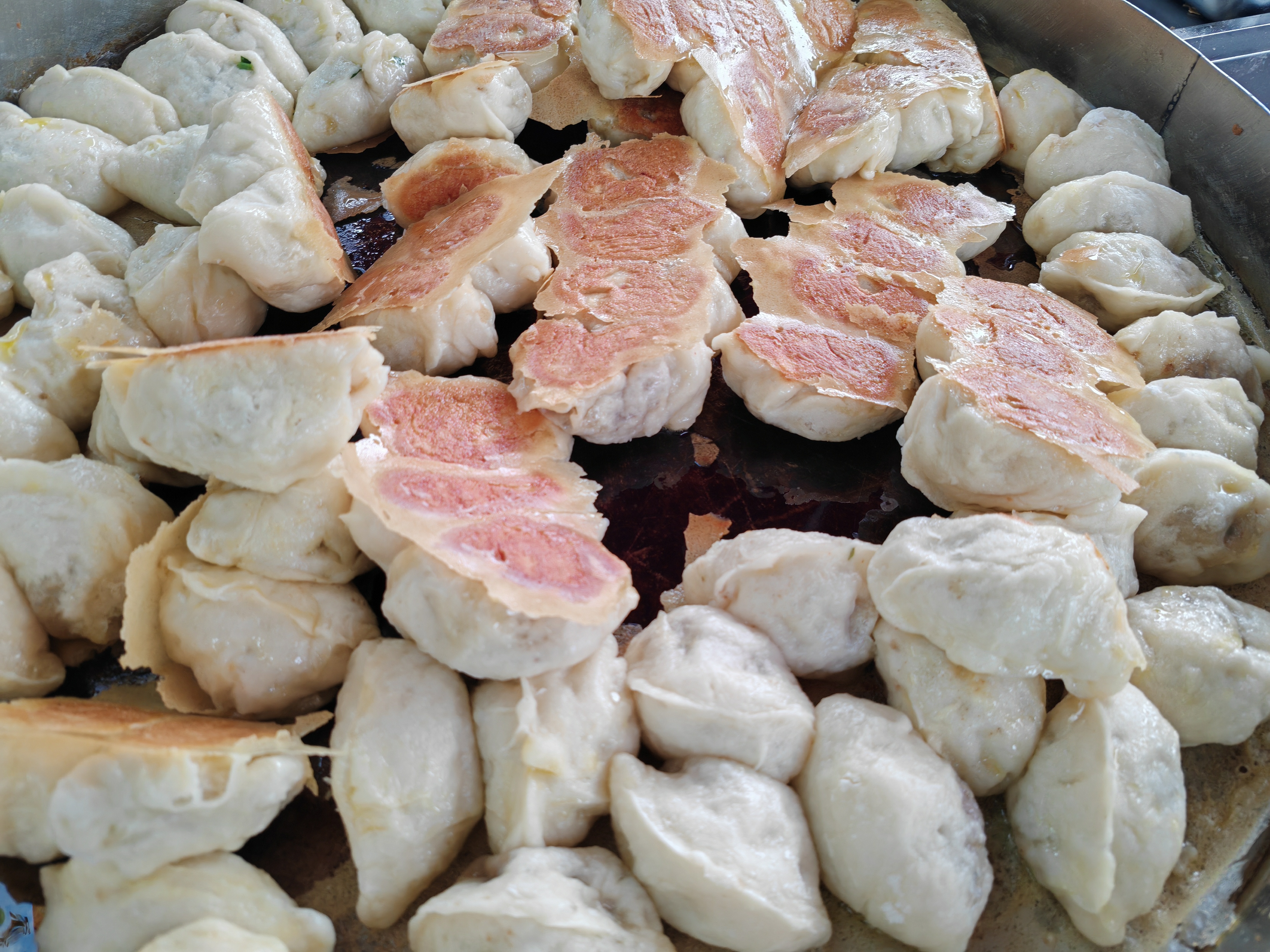 刚出锅的水煎包,香气扑鼻,忍不住先吃为敬!