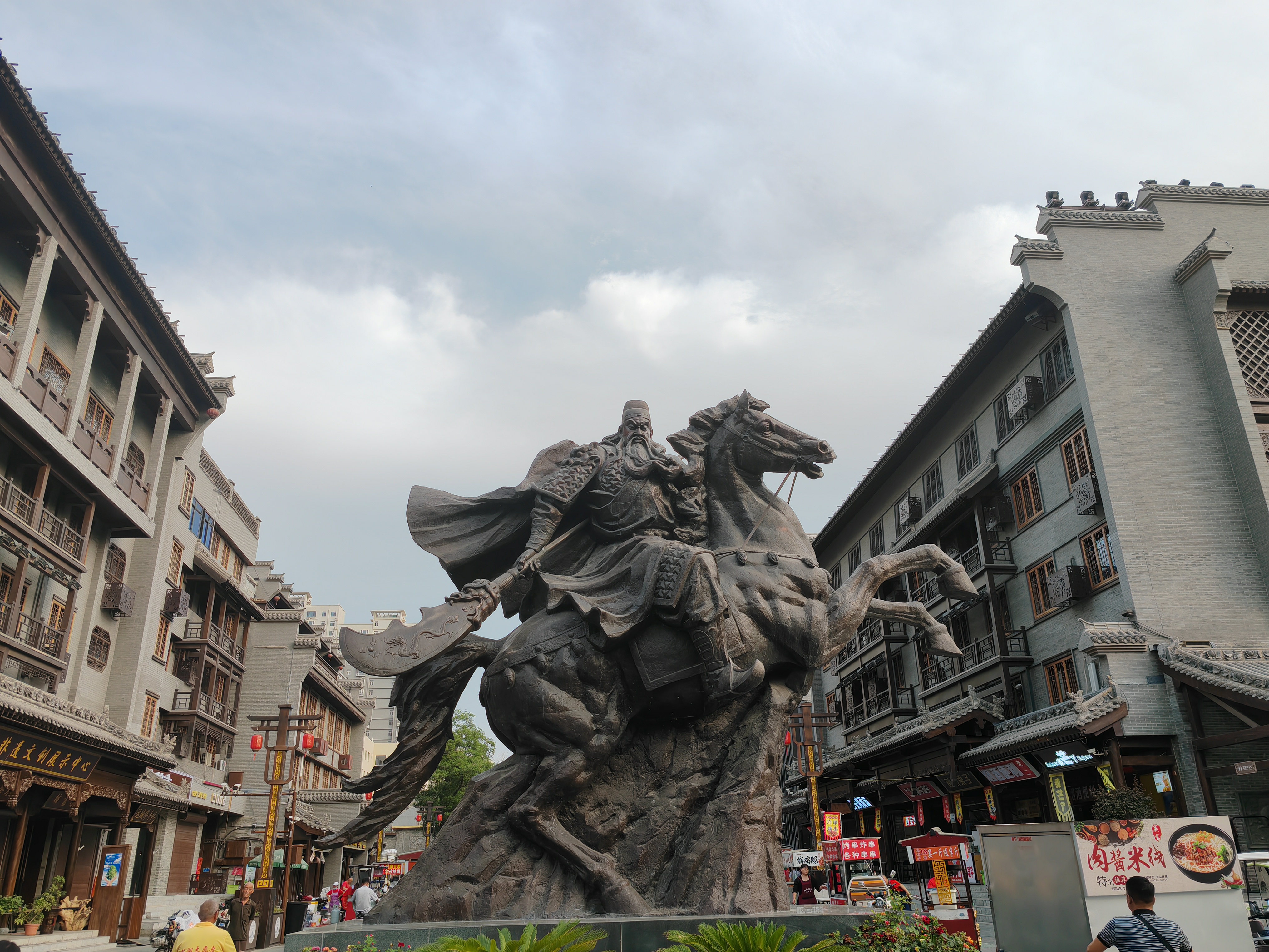 运城盬街是一条充满活力的步行街,以其独特的文化氛围和丰富的美食而