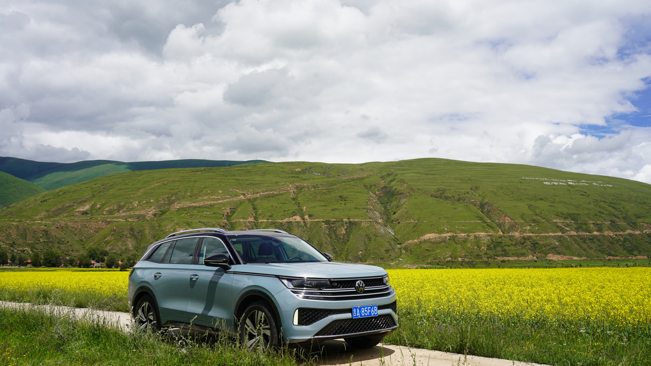 车轱辘长测揽巡第二天,康定中谷村泡完温泉后今晚赶到亚青寺,一路景色