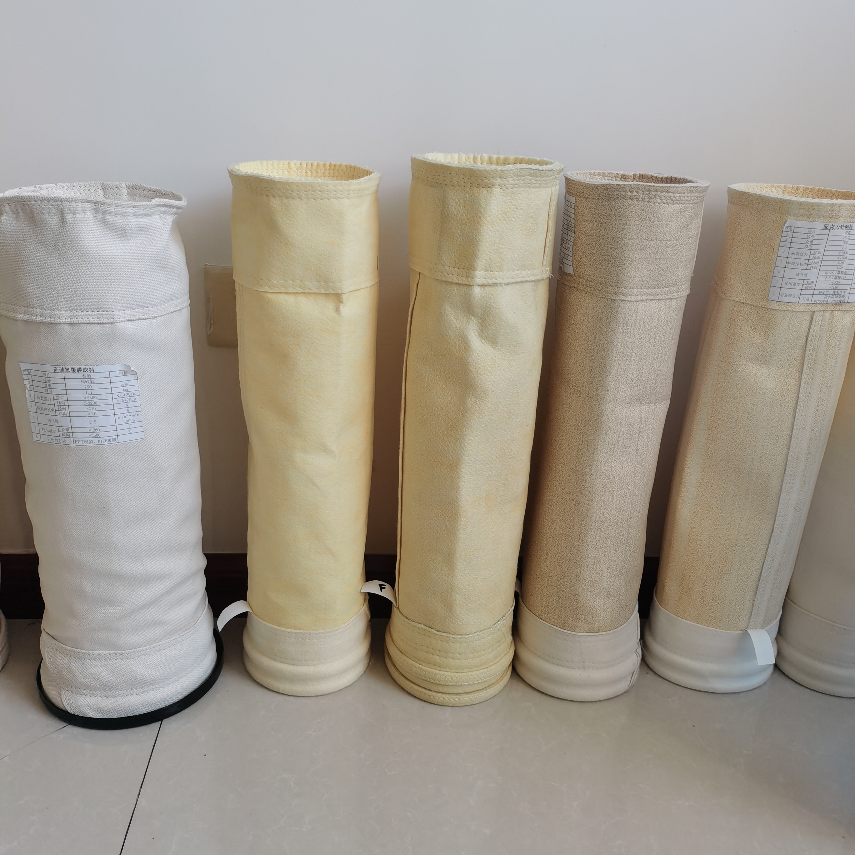 除尘滤袋是除尘器的核心配件,一台排放达标合格的除尘器,必需配套做工