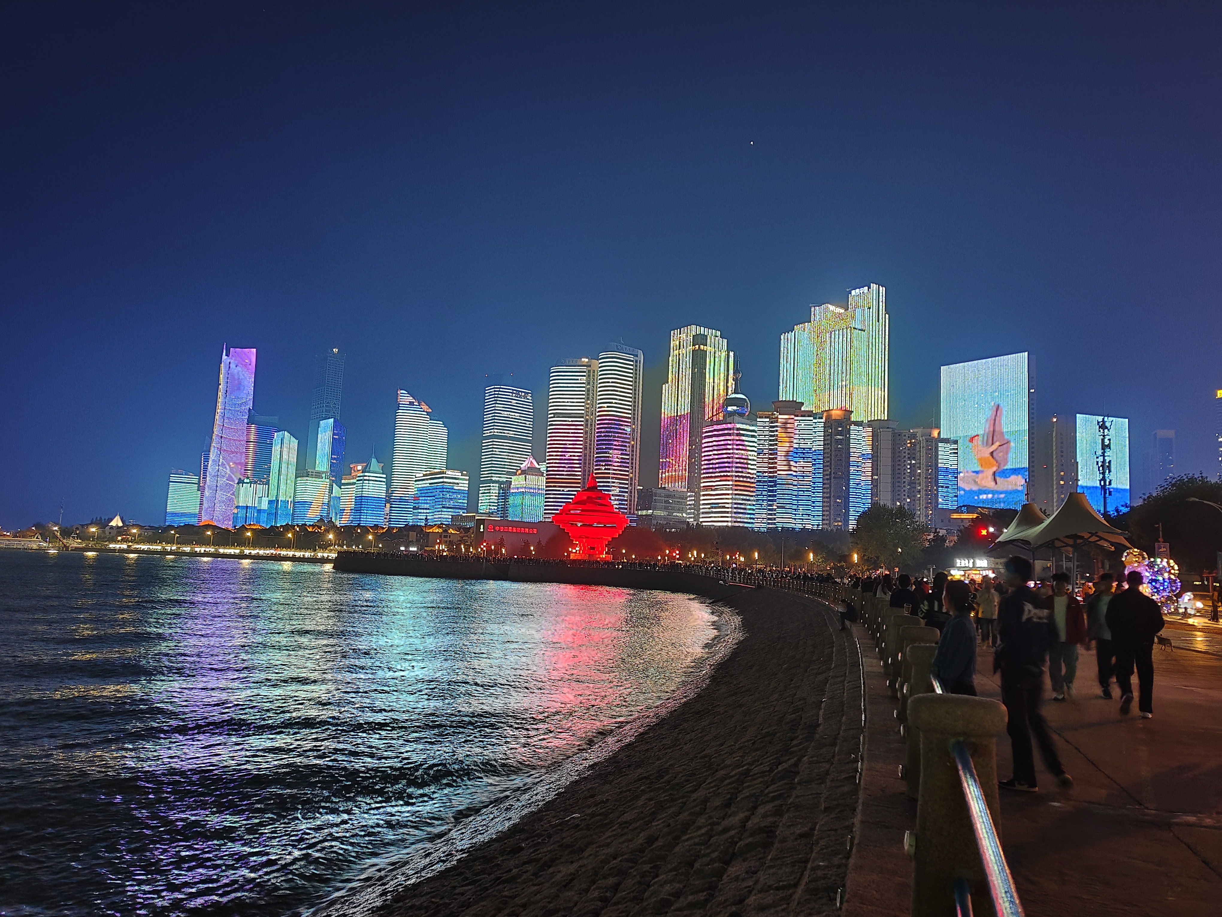 夜晚的青岛五四广场,如一颗璀璨的明珠镶嵌在渤海之滨,熠熠生辉.