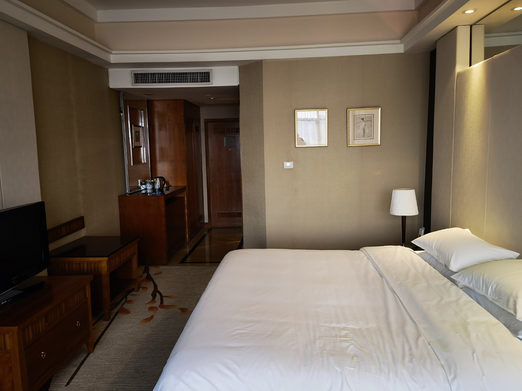 广东广州202302 白云宾馆1976年12月开张,楼高120米,33层,是当时广州