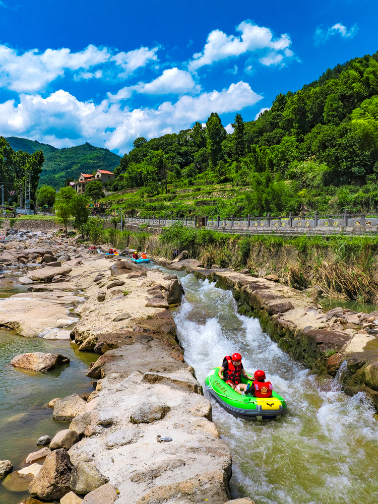 夏季连续的炎热来说,我个人最喜欢的两种游玩方式其中 一项便是漂流
