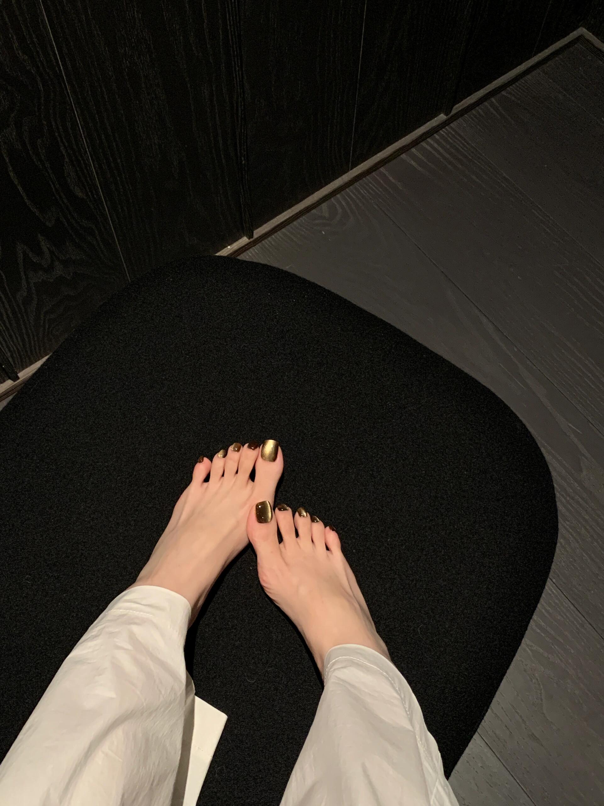 美女#  我的脚丫子,涂上新买的指甲油,绿色心情