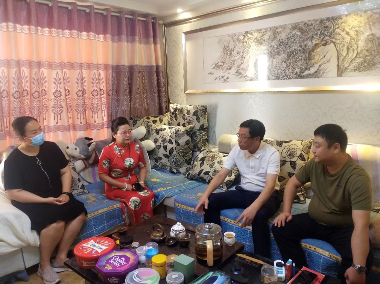 画家王一水,爱心妈妈献爱心 9月8日上午,民建开封市委副主委闫凯