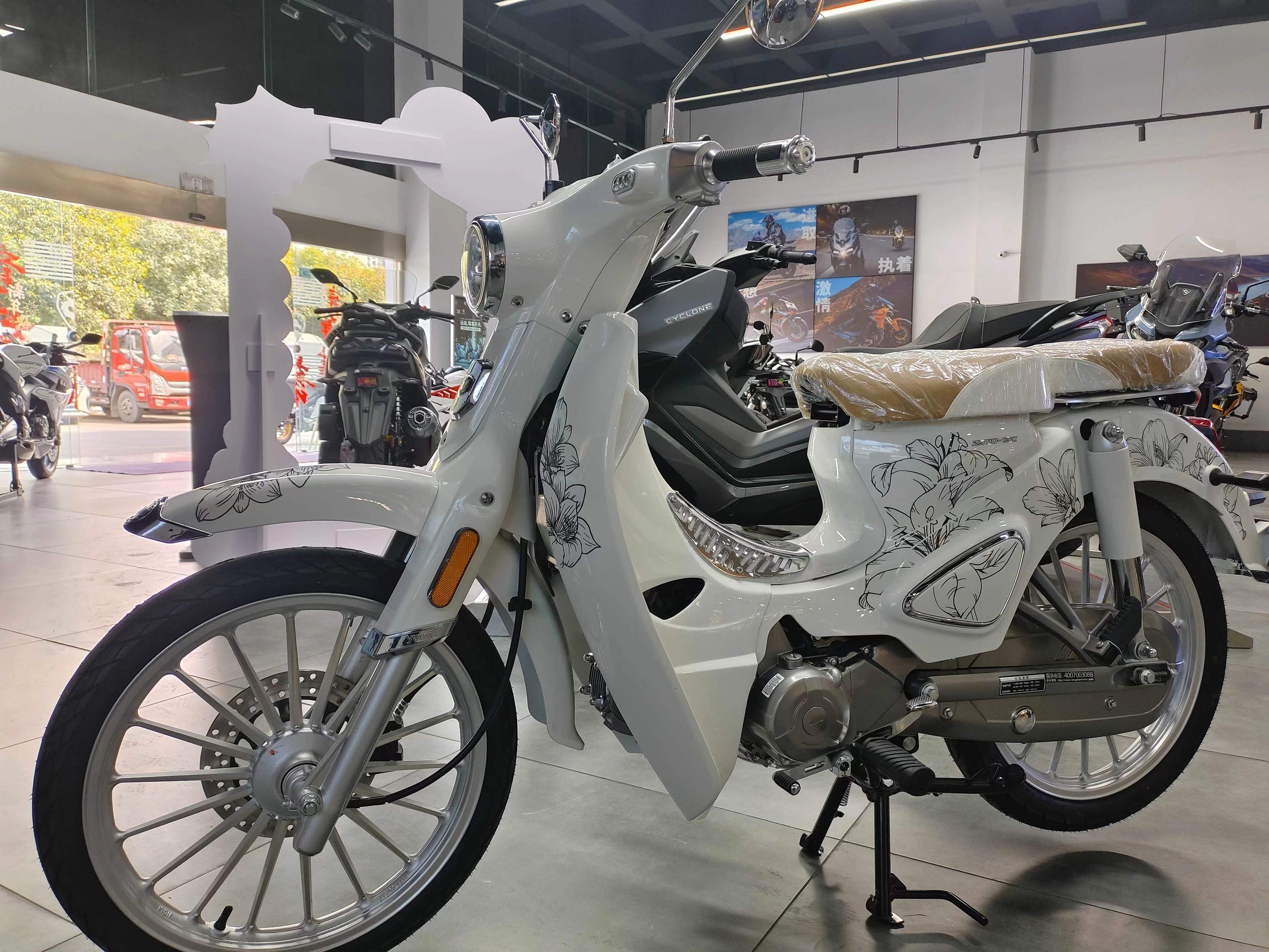 宗申yami plus 碟刹版雅米复古弯梁摩托车 繁花白 铝轮版 (全款7280)