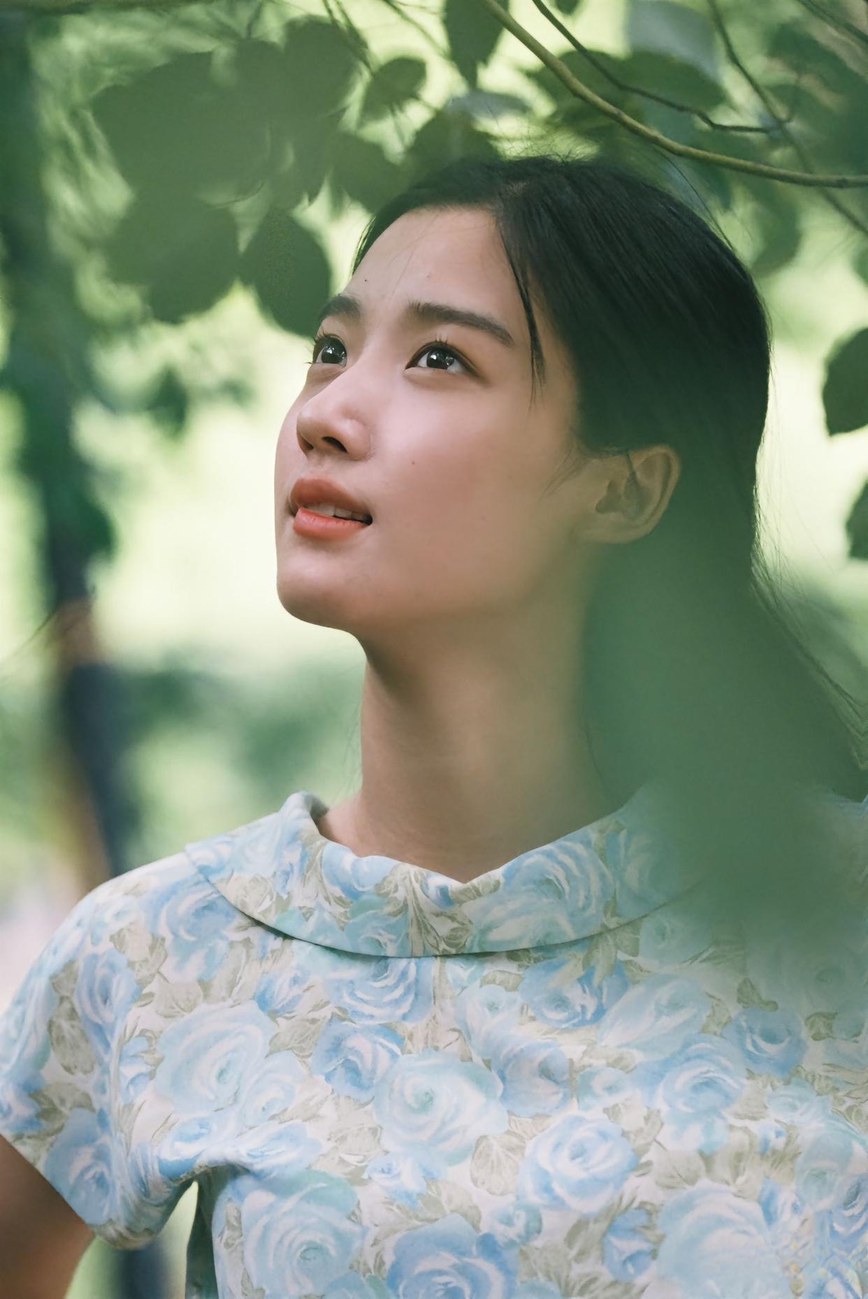 她轻轻抬头,望向那片无尽的蔚蓝,脸上洋溢着淡淡的微笑.