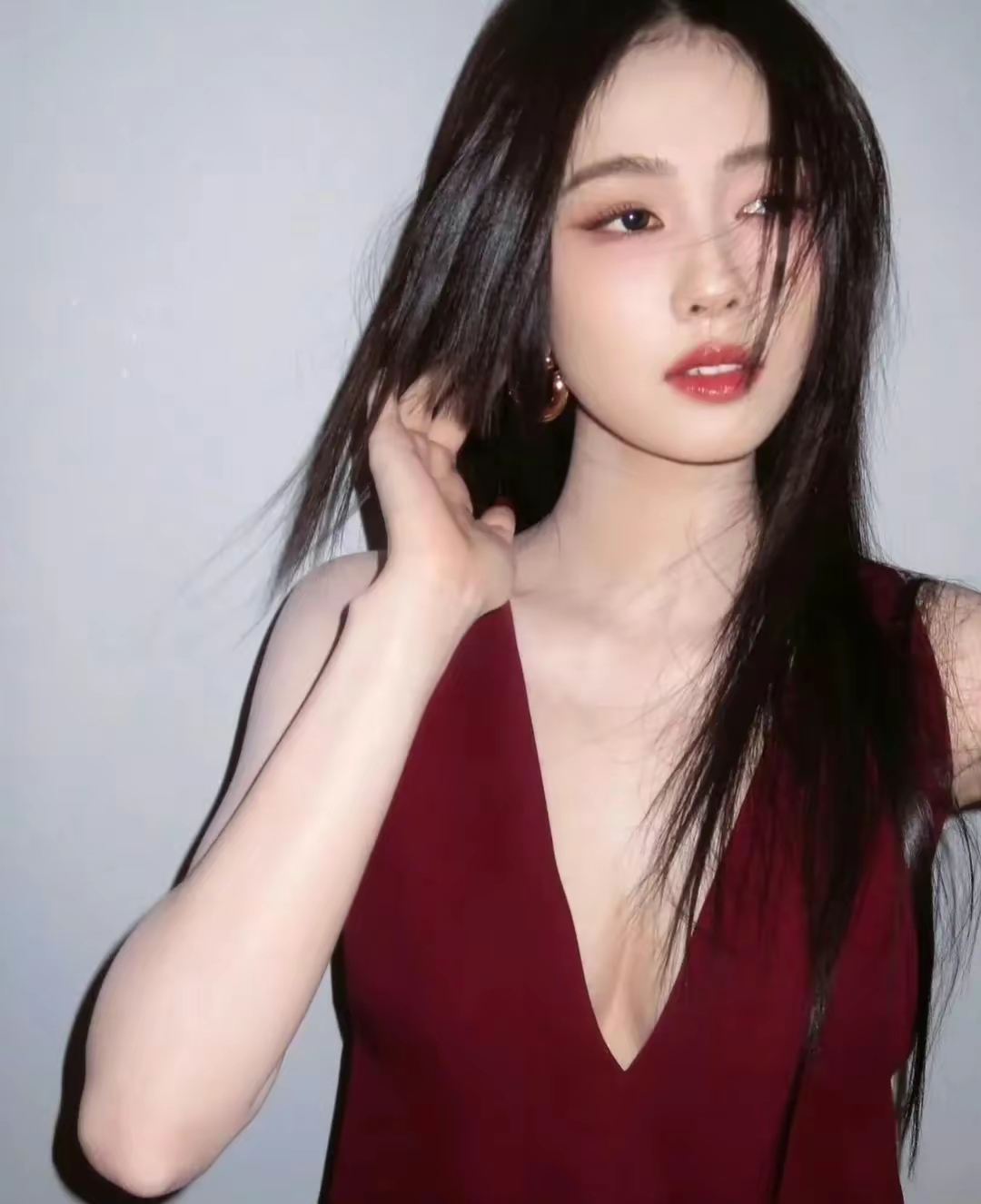 长发飘飘,红裙妖娆,这位美女让我一秒沉醉!