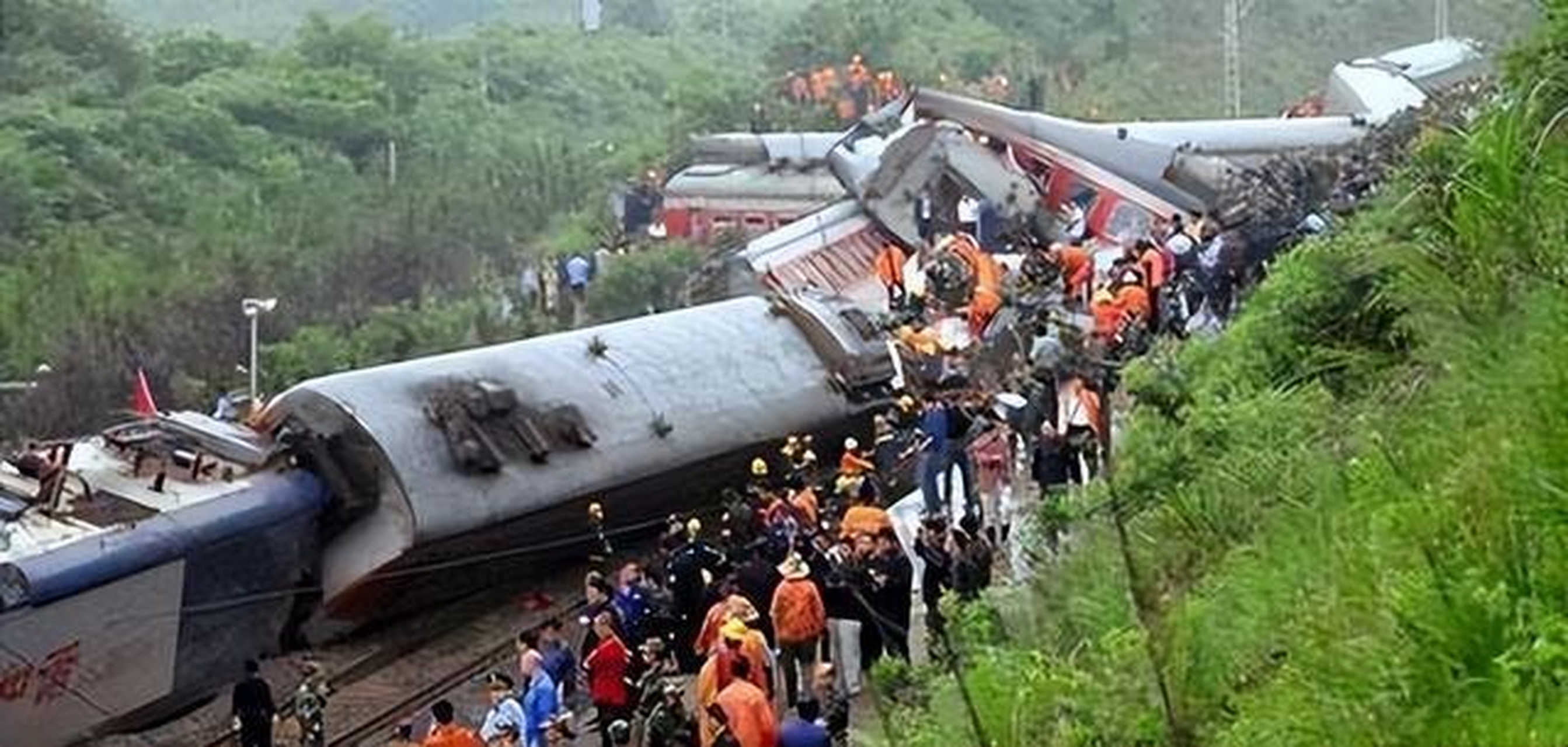 對印度鐵路事故頻發現象的一兩點思考 今天,印度突發三輛火車相撞特