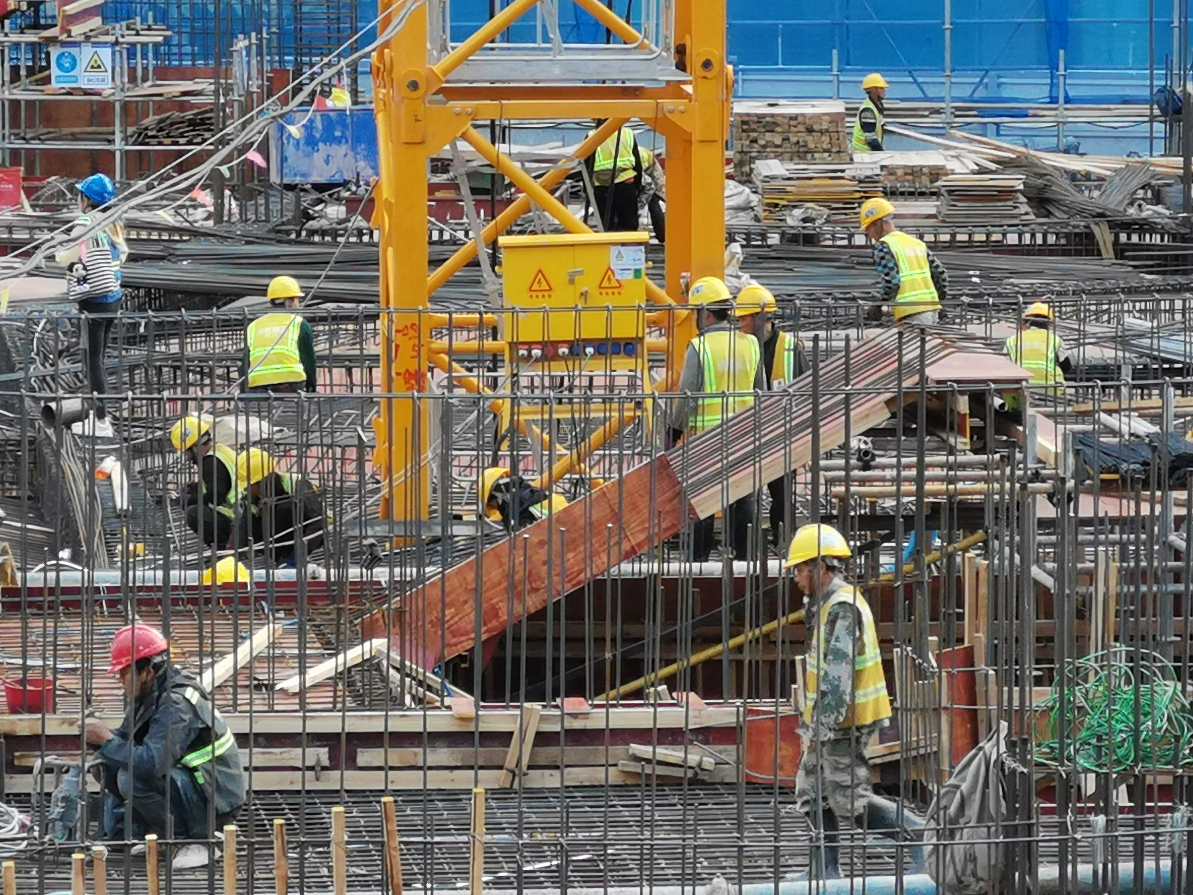 实拍工地忙碌场景 早上六点钟,一工地就开始忙碌了,他们正在建大楼,铺