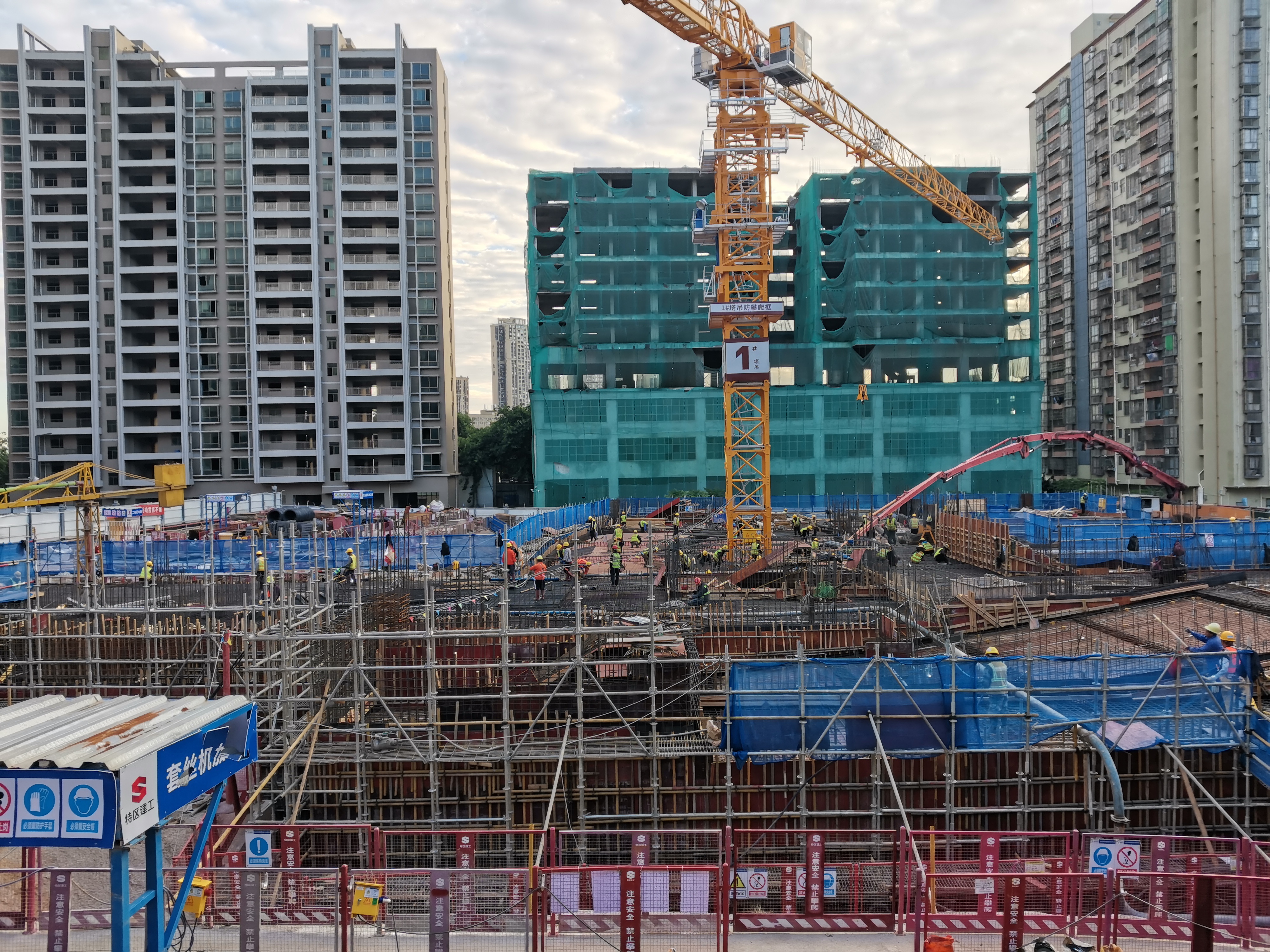 场景工地场景钢筋水泥浇筑工地上敲罢下工钟图片工地实拍清晨工地照片