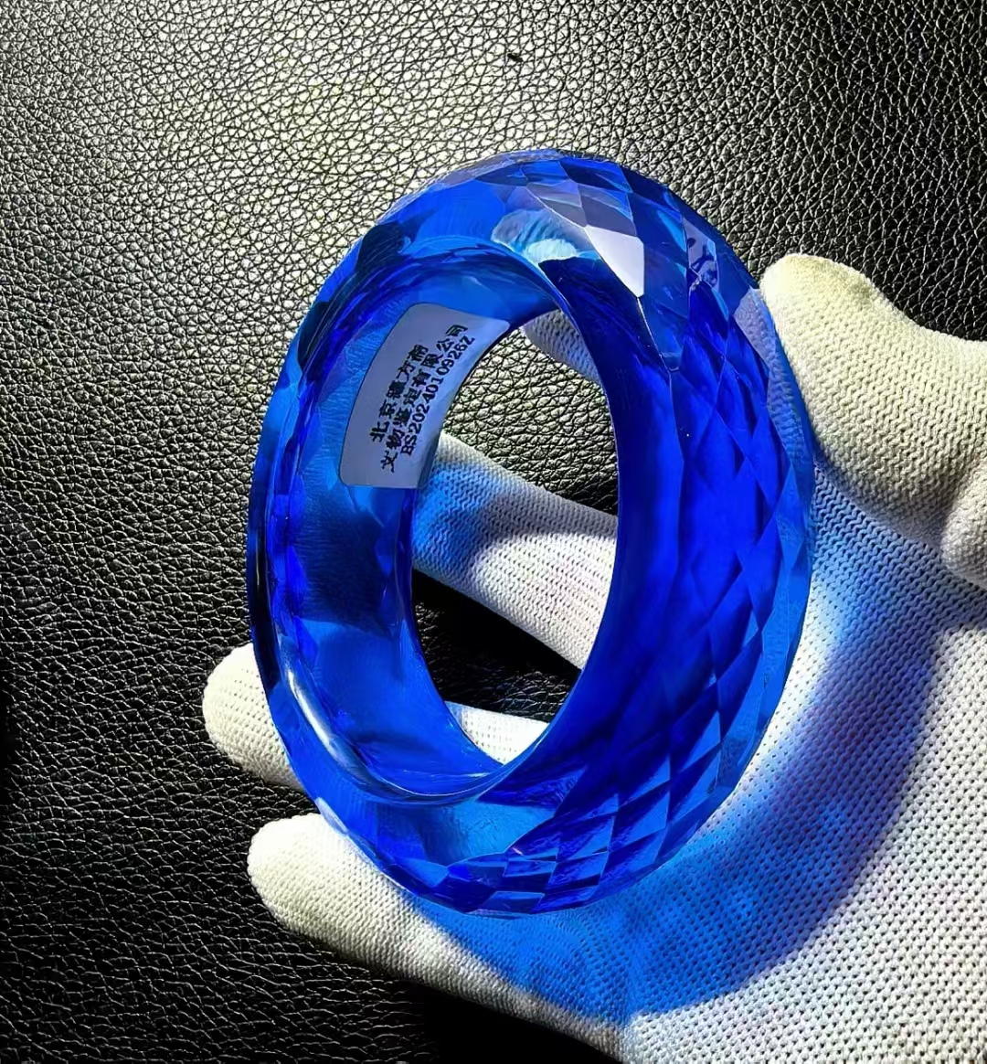 蓝宝石切面手镯,内径62.2/62.9毫米,条宽25.0毫米,同重316