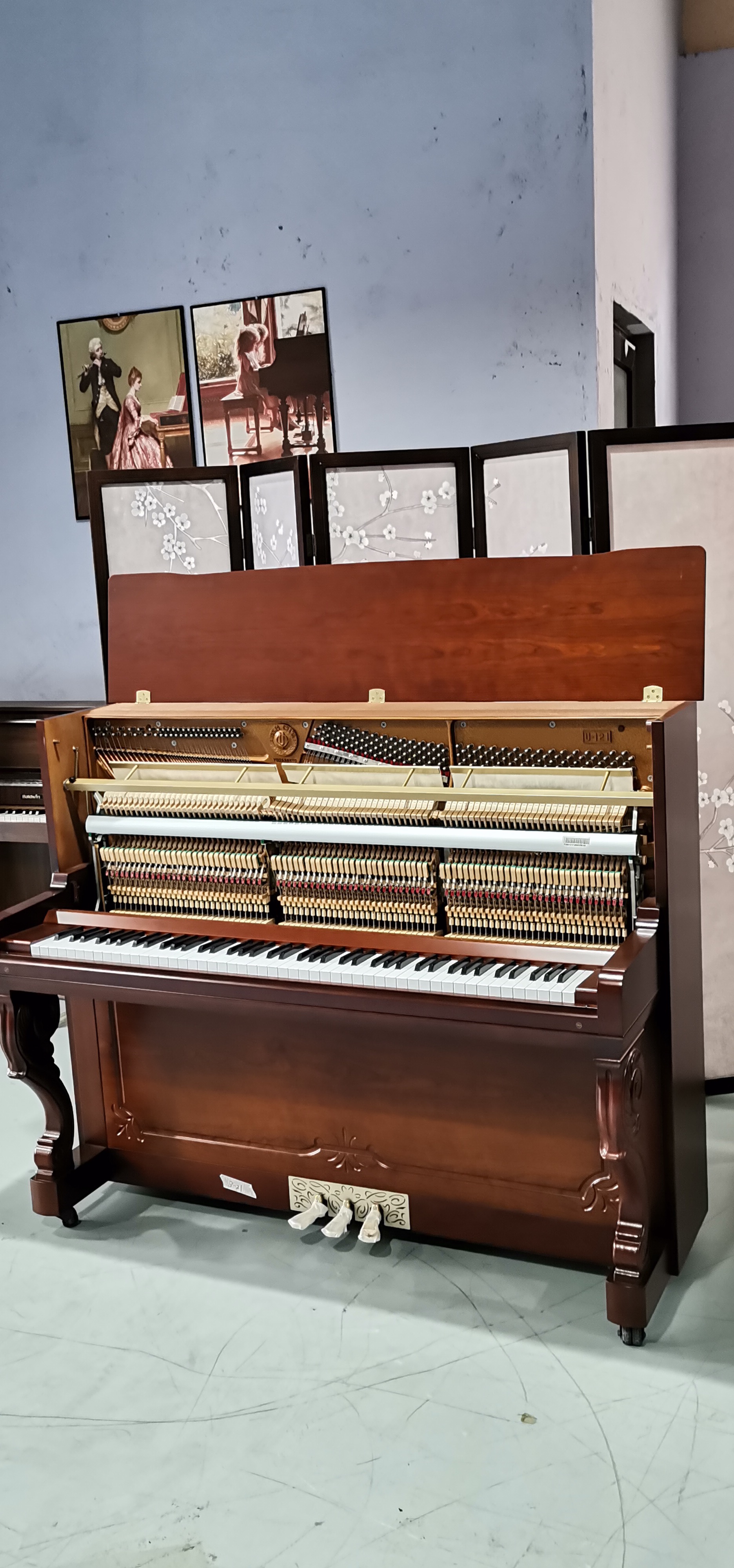 型号:u121fbx 年代:2002年 高度:121cm 特点:韩国英昌二手钢琴,颜色