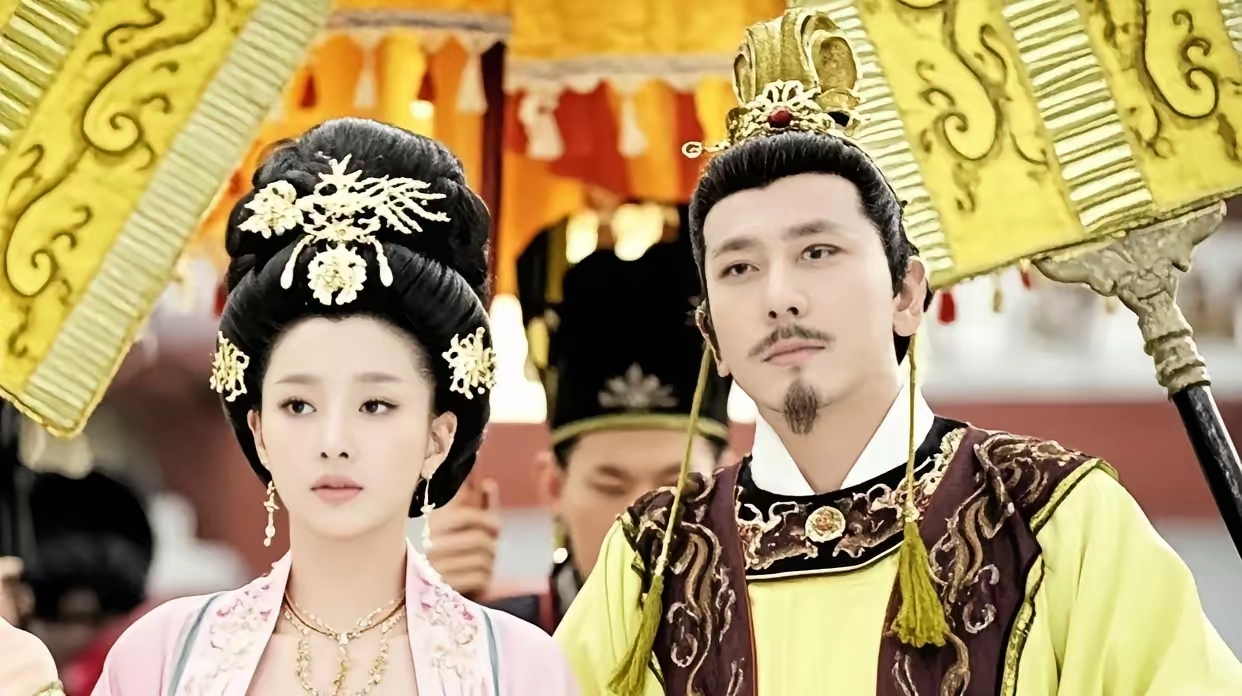 公元740年,唐玄宗最心爱的武惠妃刚去世,高力士就