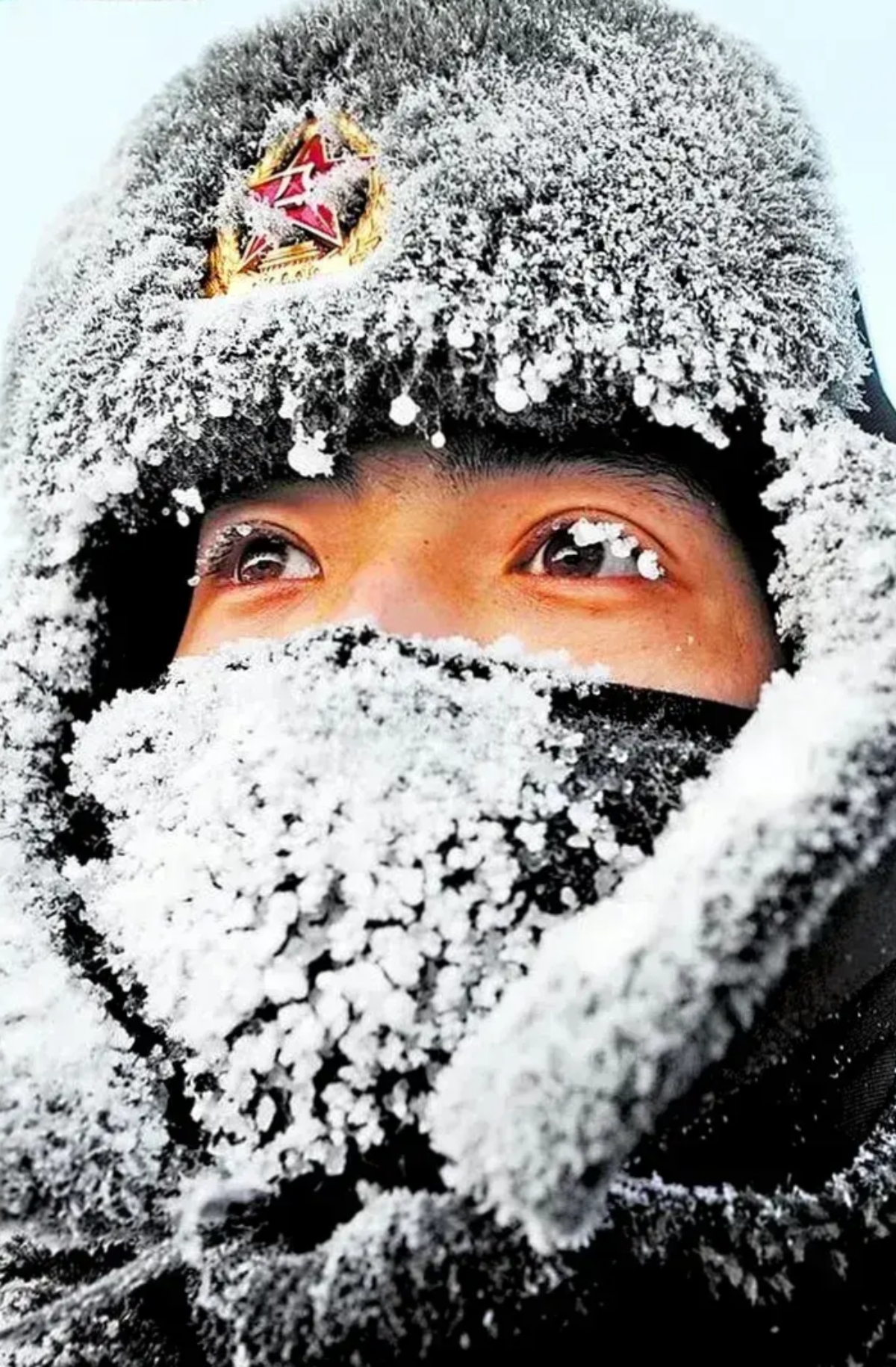 网上热传边防战士冰天雪地巡逻旧照引关注,照片里战士脸冻红耳朵冻伤