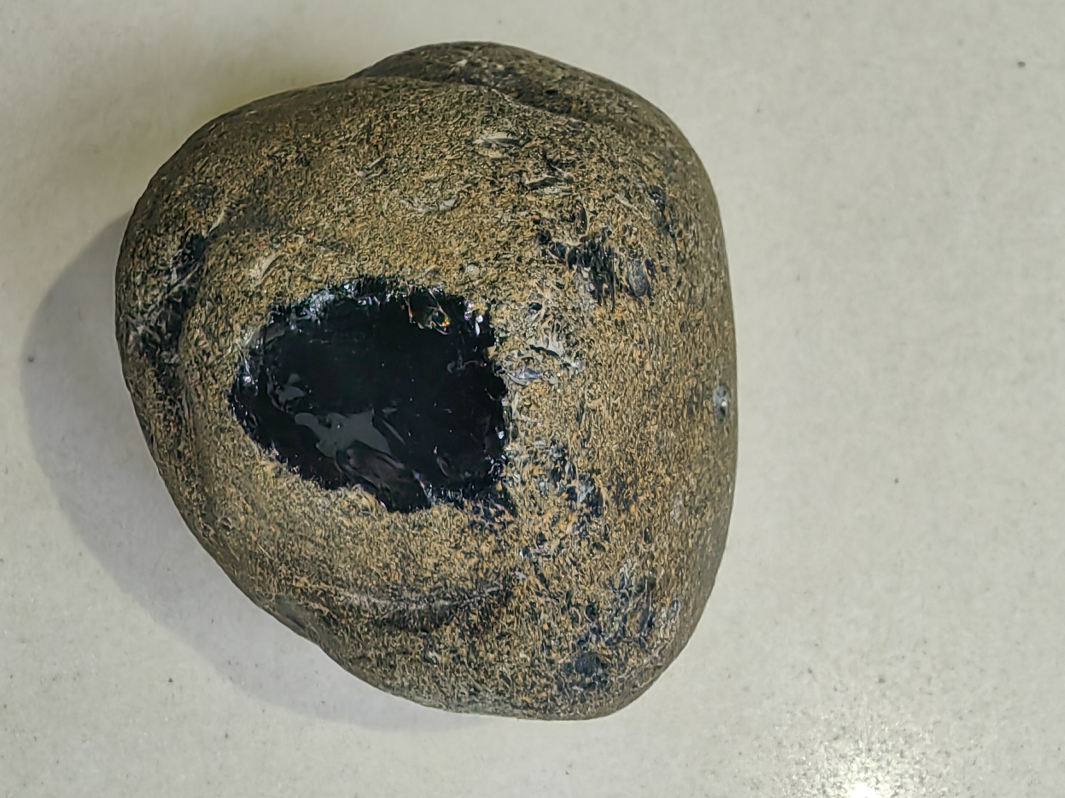 今天我向大家介绍一下经典的北京房山玻璃陨石 希望今天的内容能给