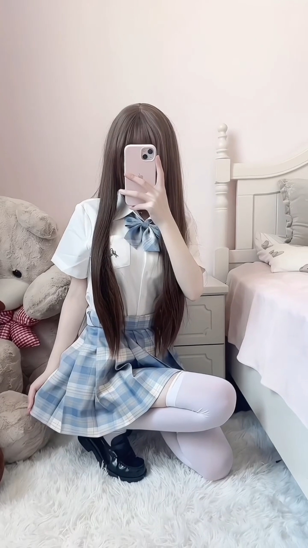 今日份软妹穿搭,格子裙 白色长袜,配上软萌大头熊,自拍一张,记录美好