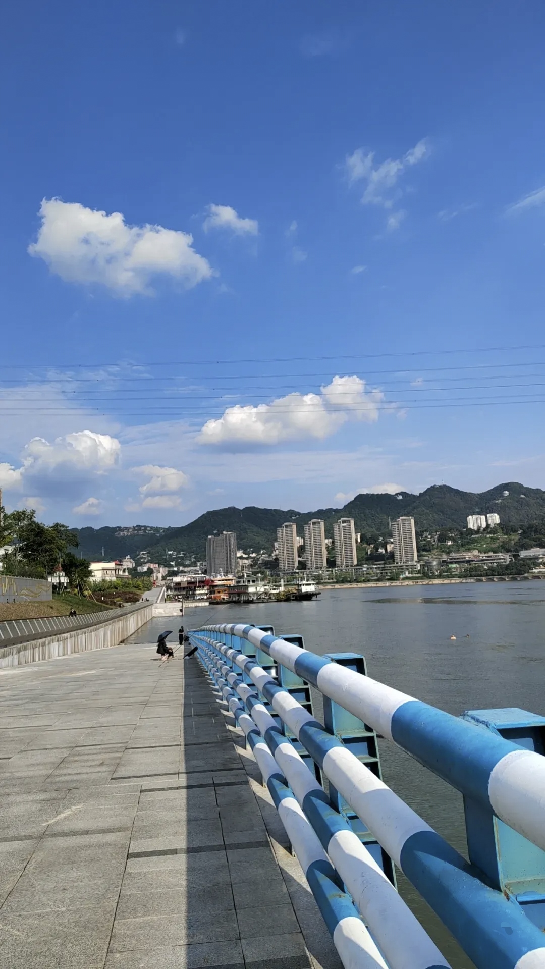 我哥15岁带同学来家玩,我妈一眼看中了我嫂子,说