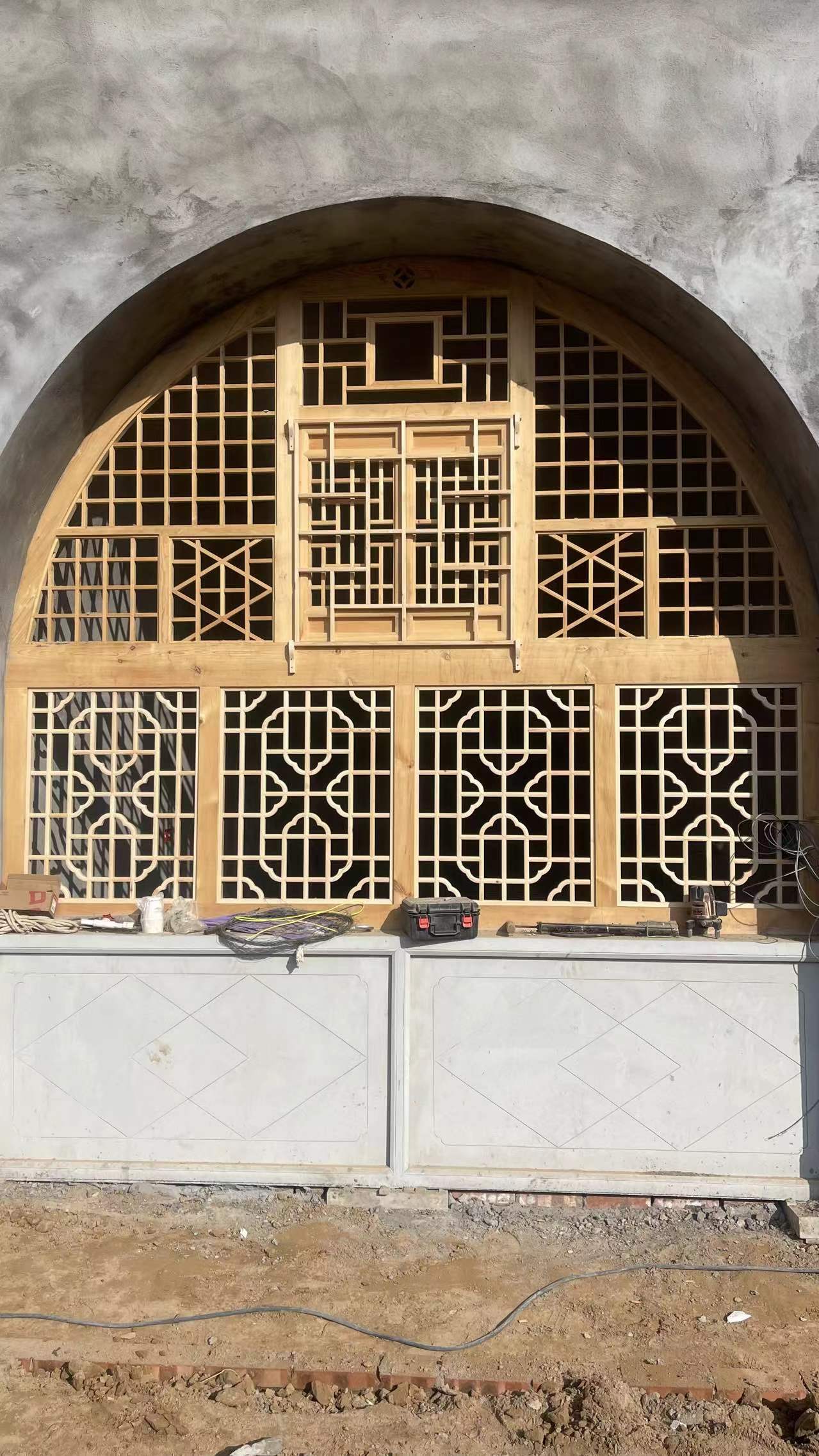 陕北窑洞门窗在陕北窑洞中起着重中之重的作用,在实用的基础上还蕴含