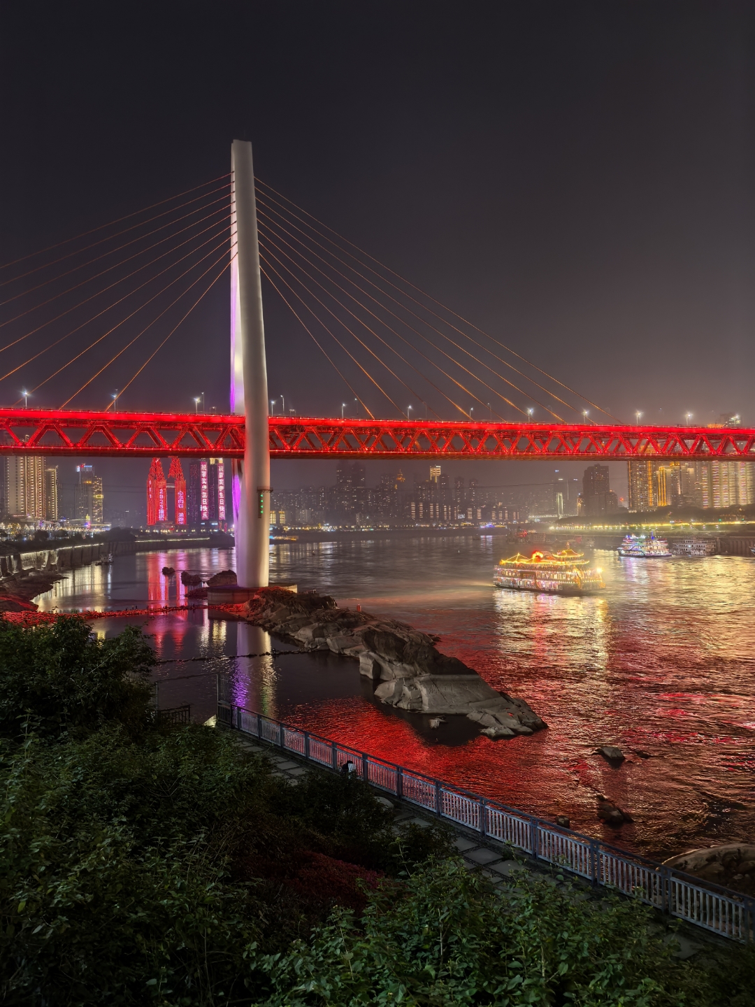 重庆南滨路夜景,远眺对岸渝中区 及朝天门码头,还有空中的长江索道