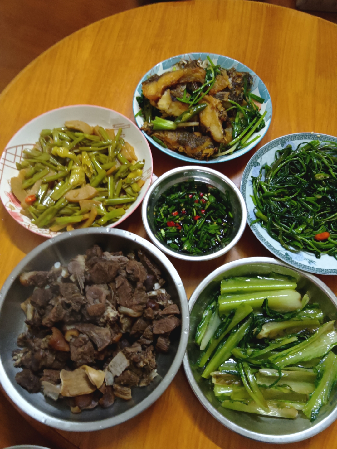 看似简单,实际上它包含了4个人的口味;做菜真的辛苦,要照顾到家里的老