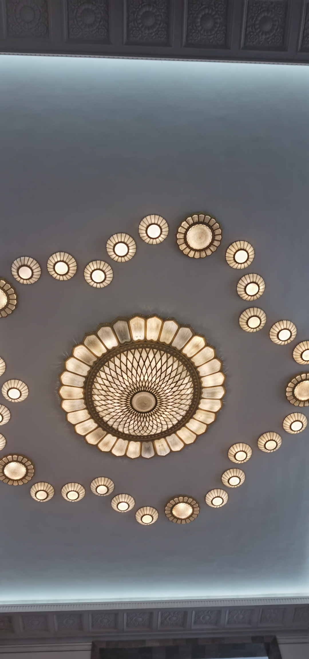 "这盏圆形吊灯,由无数小灯泡编织,仿佛在讲述一个温馨的故事