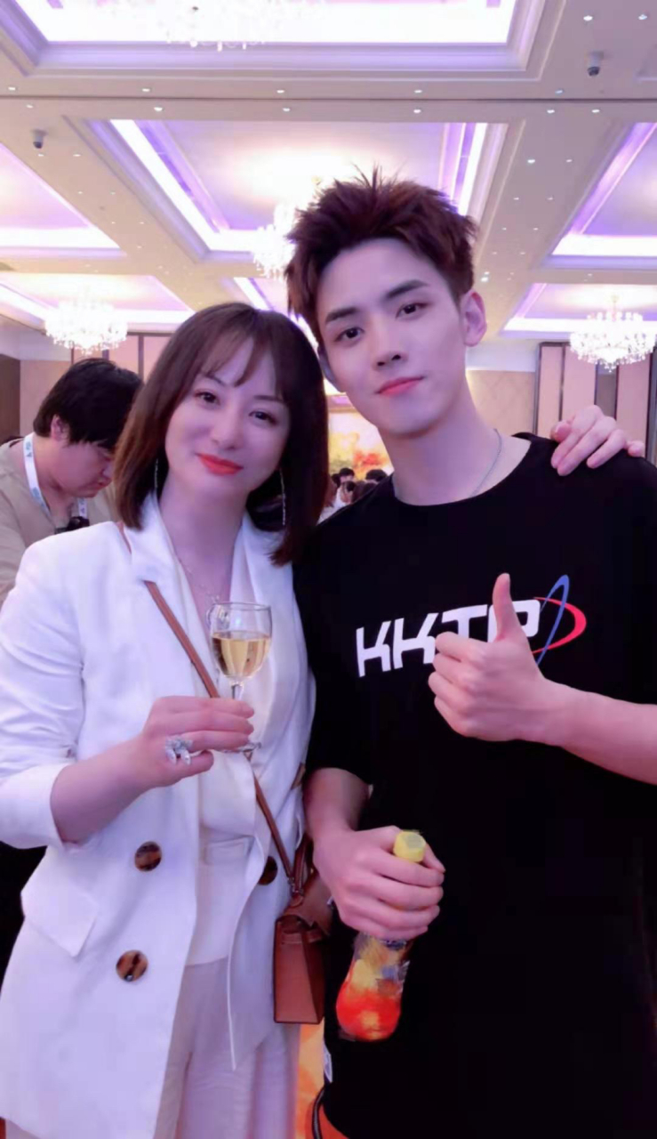 近日,有网友发现r1se任豪老板白色系吴平点赞了一条内容为"现在看这货