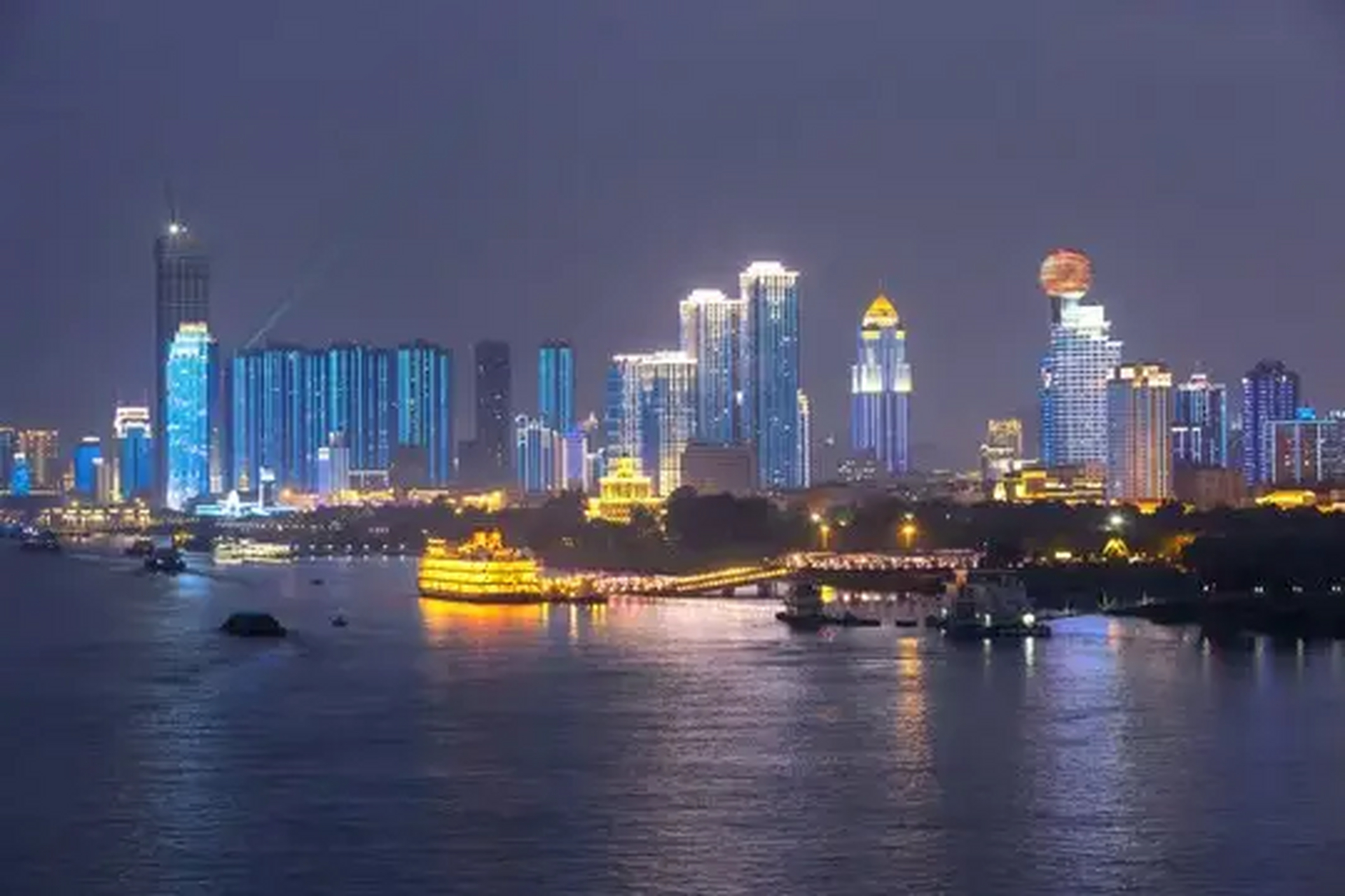 有空吗 可以看看武汉的江滩 这是长江汉江 最靓丽的模样 特别是夜晚