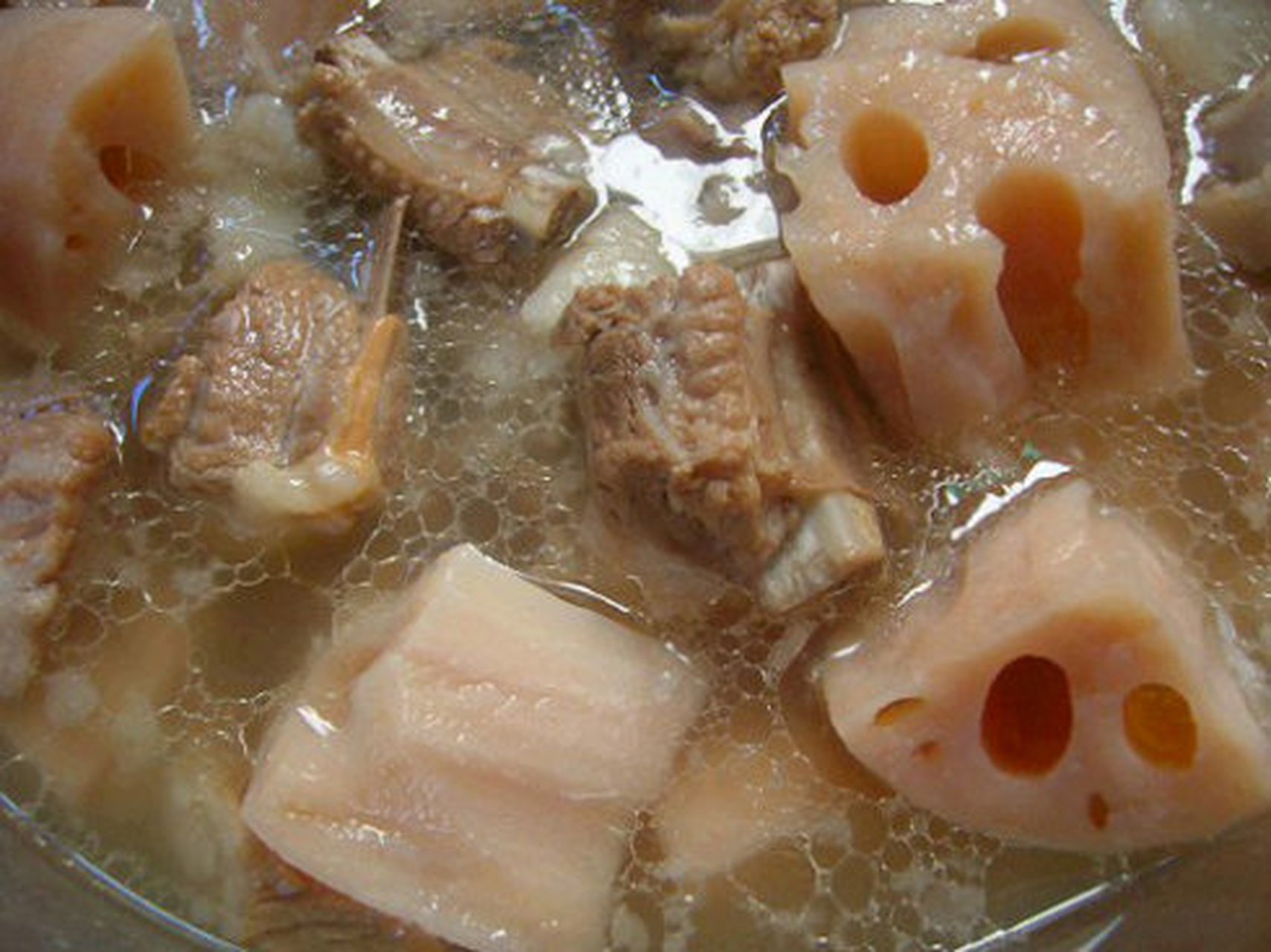 排骨藕汤  我是湖北人,湖北最著名的特色美食就是
