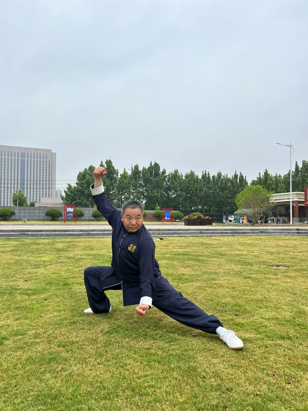 承自名师,寒暑不辍,朝夕勤练. 秋来演武,观其拳架,有感