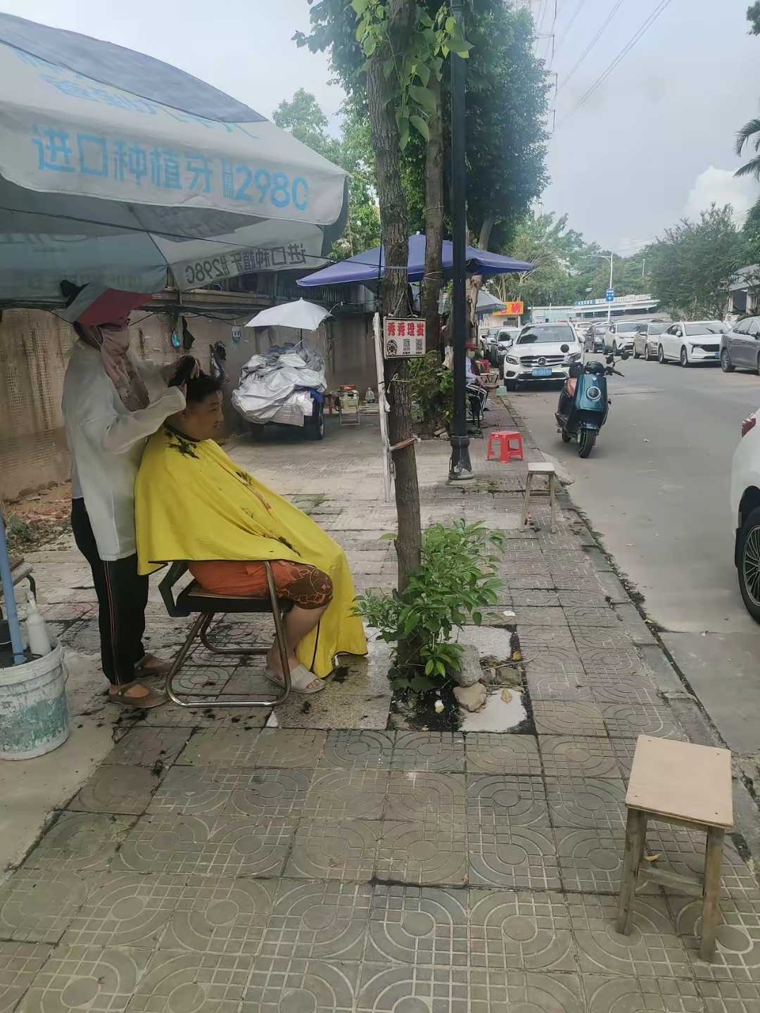 你会在路边摊理发吗 路边摊理发,真是消费降级了.
