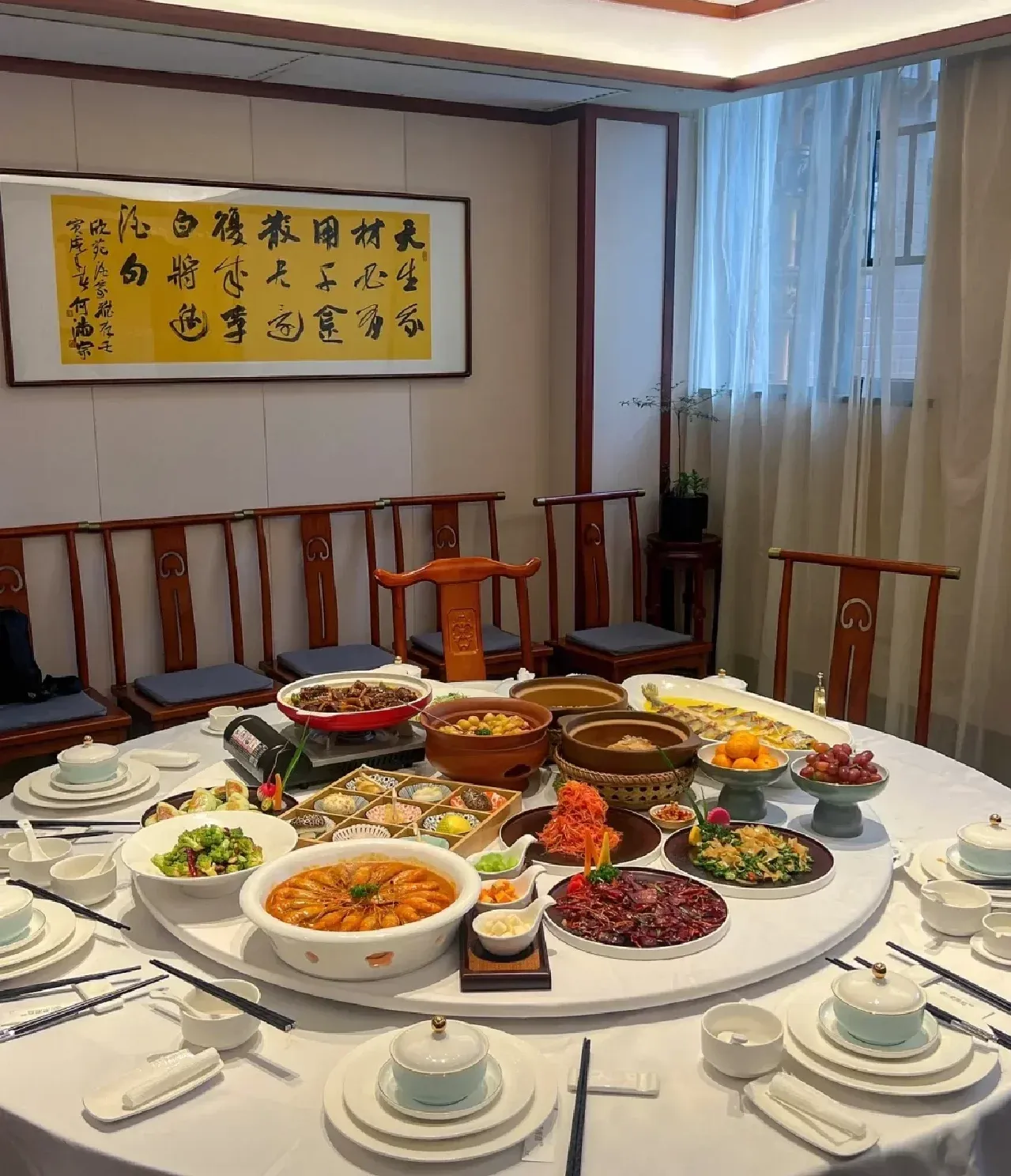 4.酒桌上,不要剔牙,打嗝,尽量控制一下.