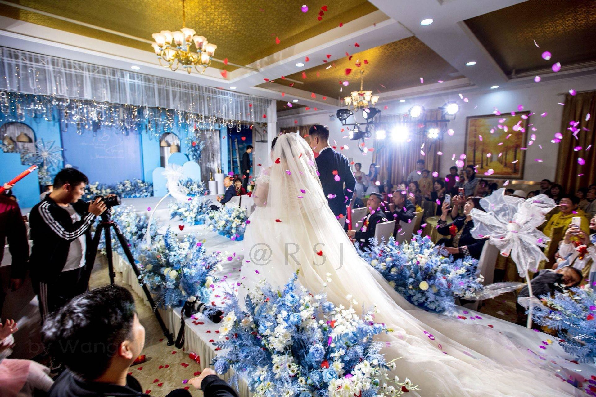 今年八月六号大侄子结婚,因为没有安排他舅舅一行人坐