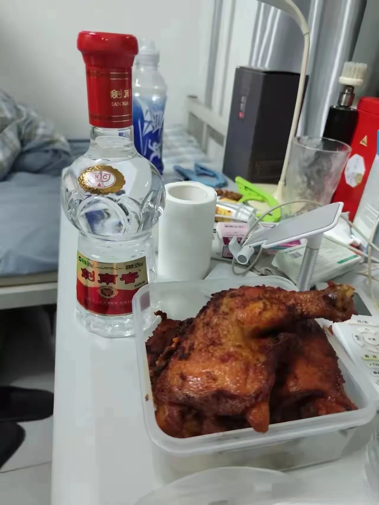 原来的手下发了工资,前天请我到他宿舍里喝酒.