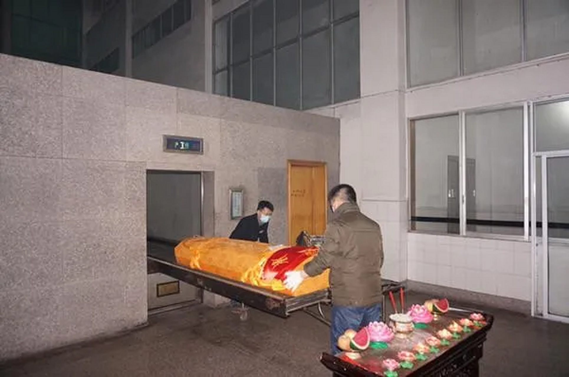 2016年4月16日重庆一殡仪馆,送来一个9岁男孩的遗体,李师傅正要将遗体