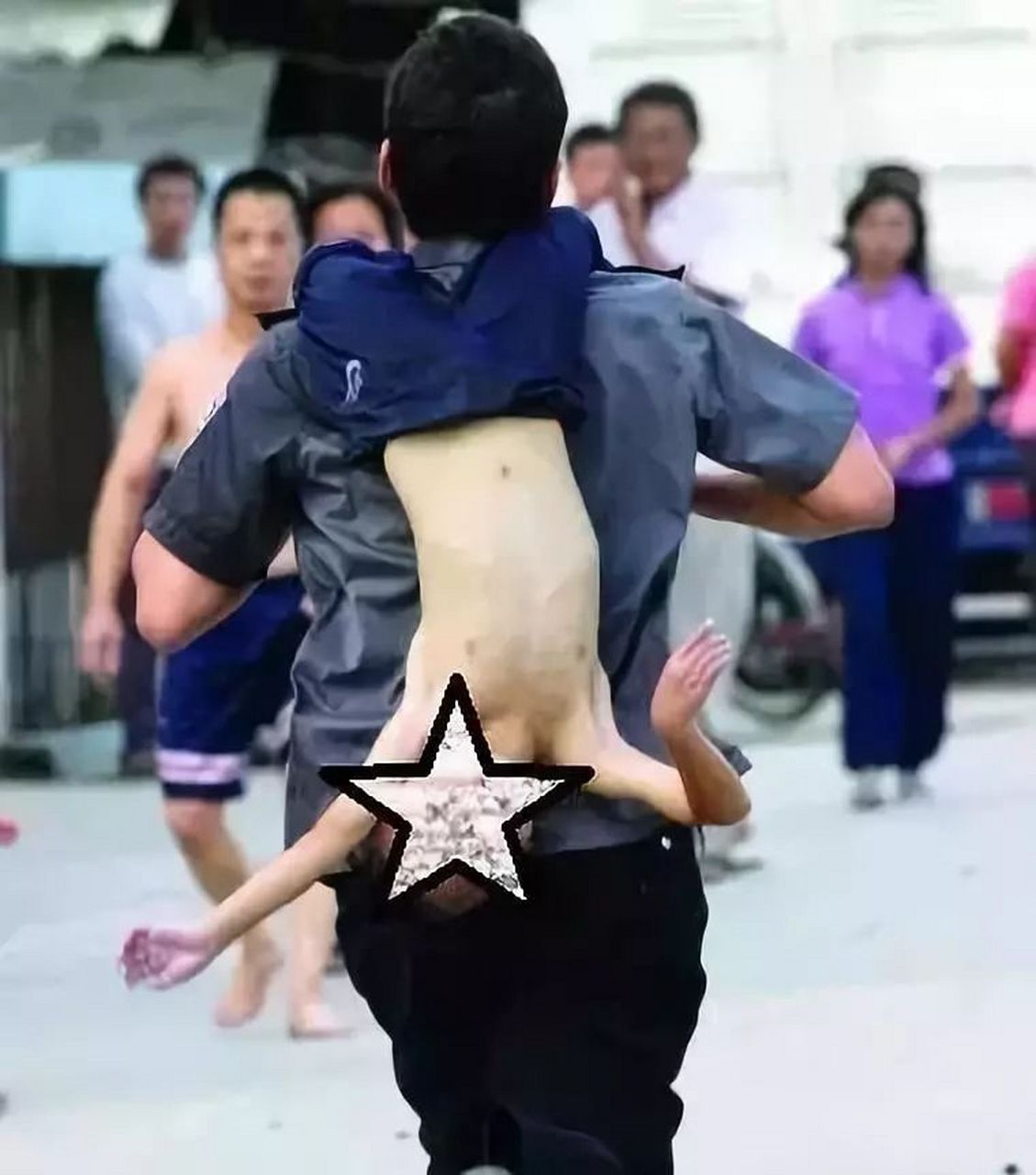 "贵州一男孩溺水被一路过男子救上岸,然而此时孩子已经没有生命体征!