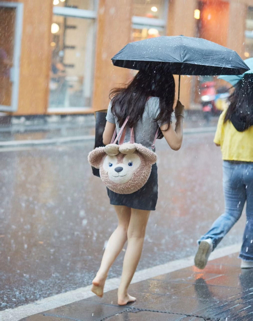 这雨下的太突然了,把鞋都跑丢了#生活# #美的风景线# #街拍# #背影