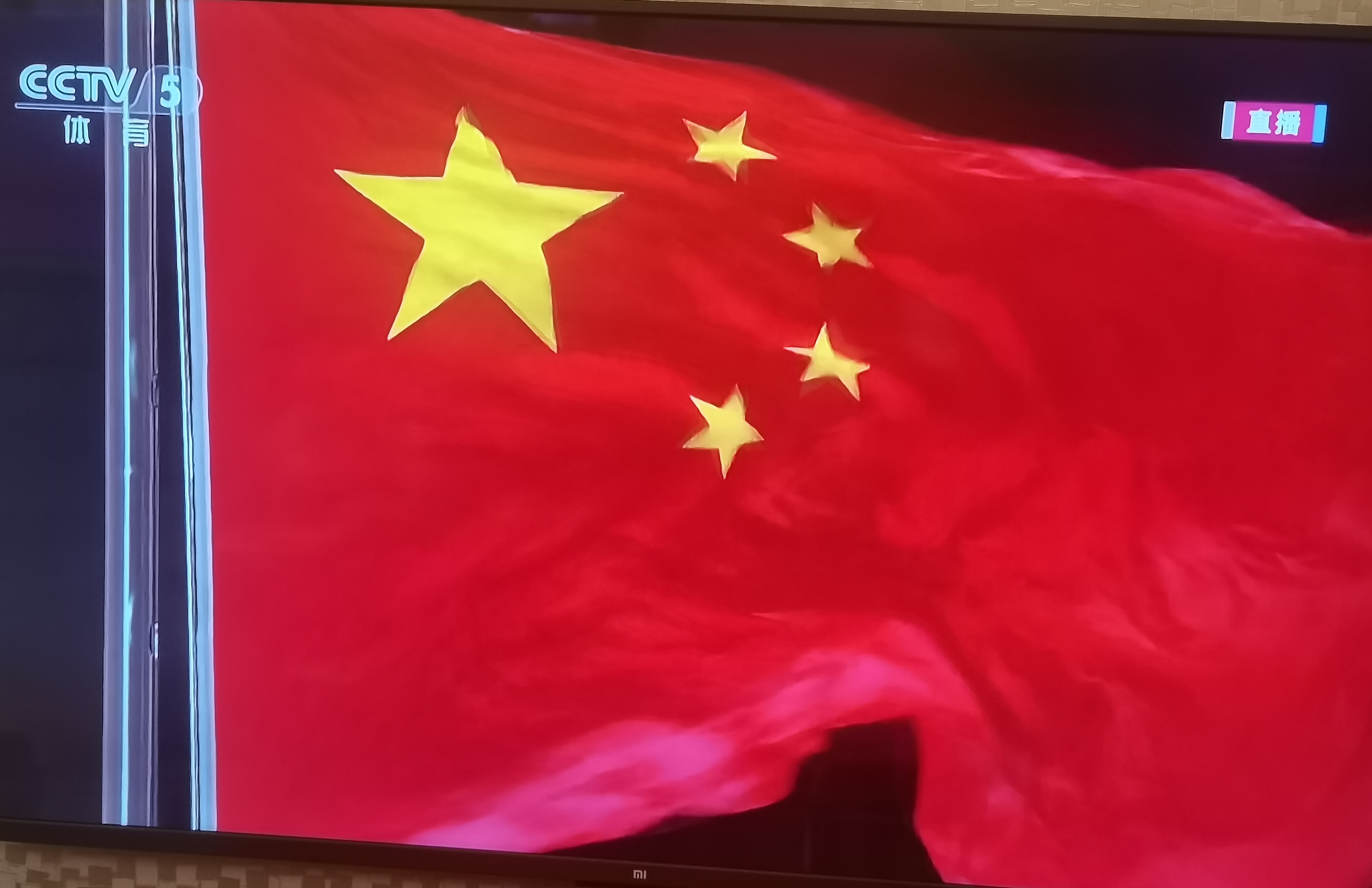 国歌一起,自豪感就上来了 有人和我一样关注图4的8颗牙齿标准笑容吗?