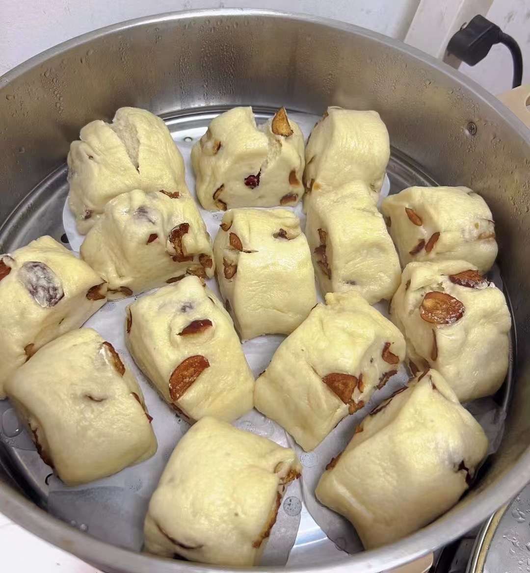 带葡萄干的馒头,还不错!