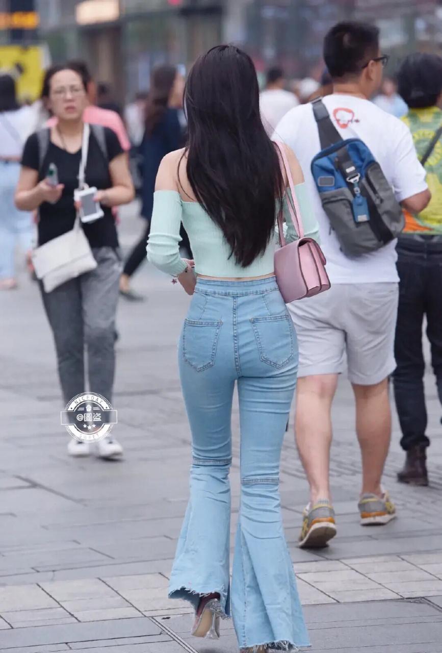 时尚街拍# #日常穿搭# 江苏常州偶遇一位美女,身穿淡绿色露肩上衣