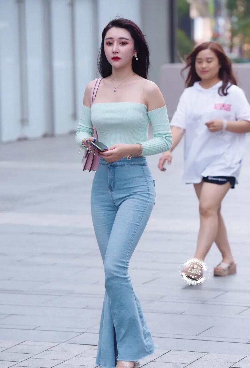 时尚街拍# #日常穿搭# 江苏常州偶遇一位美女,身穿淡绿色露肩上衣