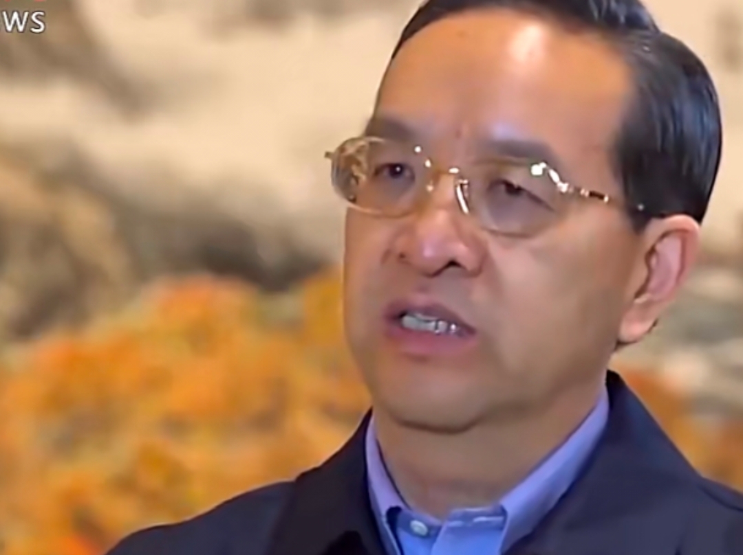 发布会上答非所问,从银行业跨界从政的蒋超良在镜头前发表观点,表情