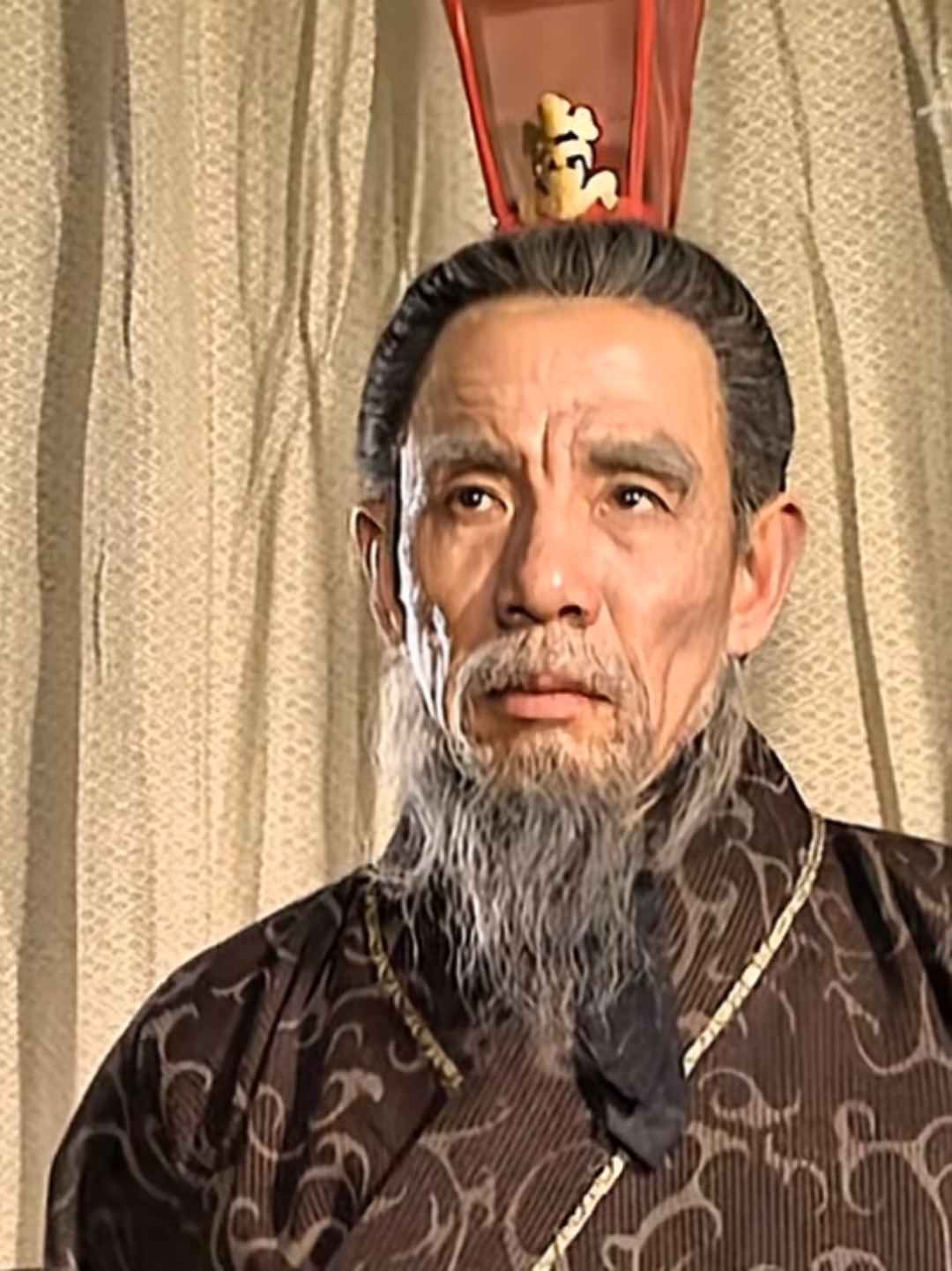 司马懿那双深邃的眼眸,仿佛藏着无尽的智谋与未显露的野心,让人捉摸不