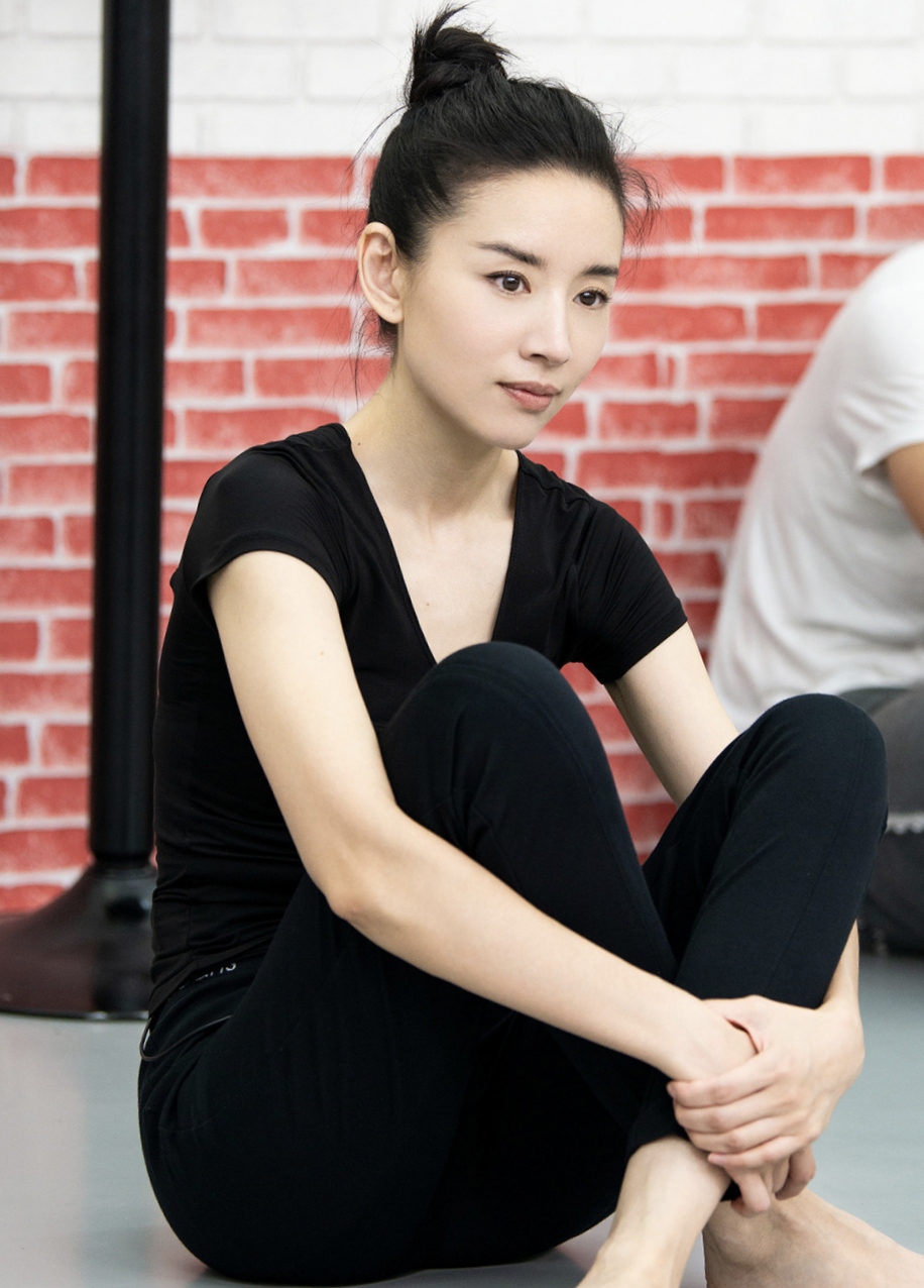 董洁身材娇小,确有一种坚韧不拔的毅力,人淡如菊,每一个舞蹈都很好看