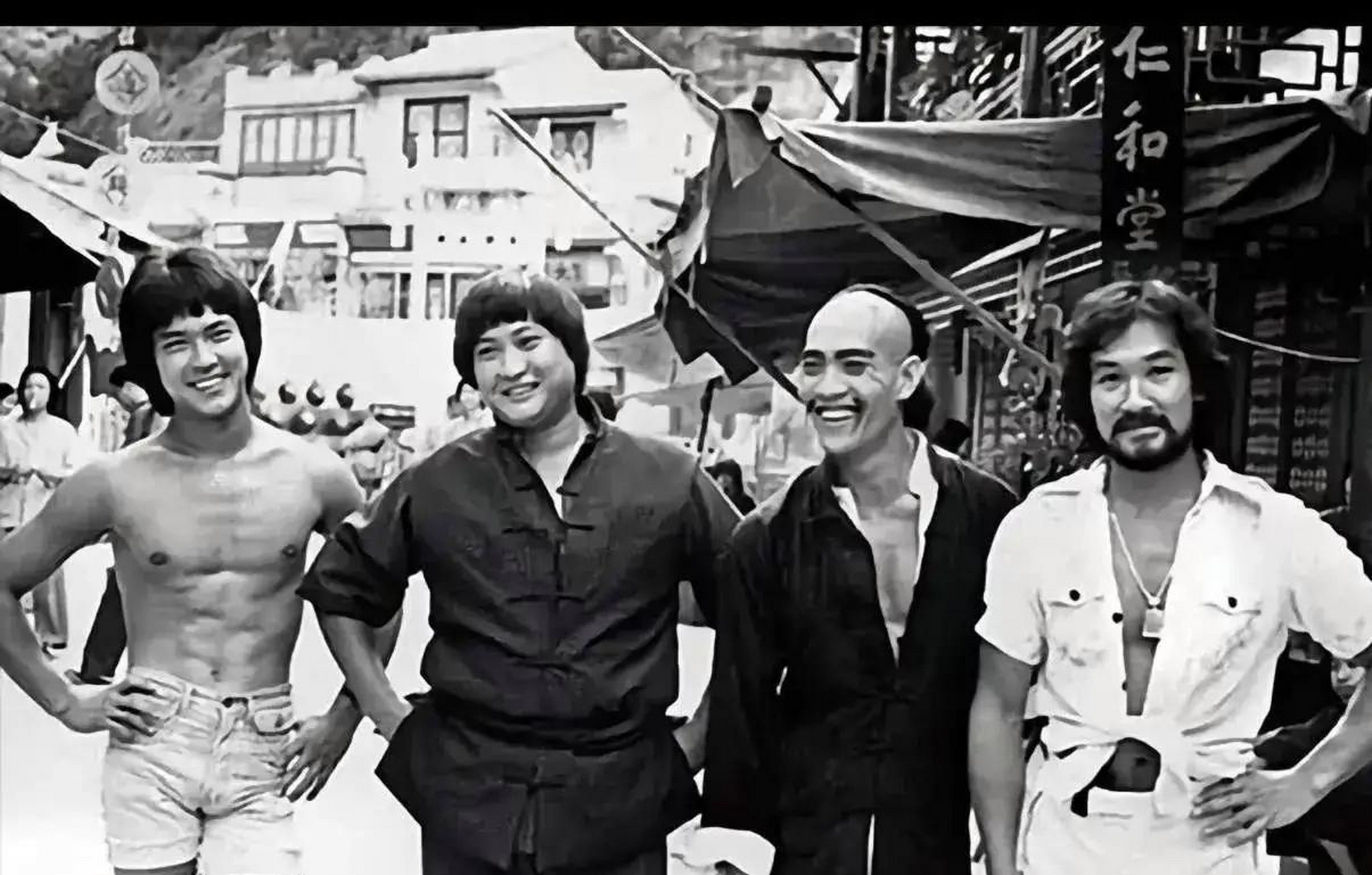 合影,最吸引人的应该是元彪的六块腹肌了吧,身材是真的好,不知道是在