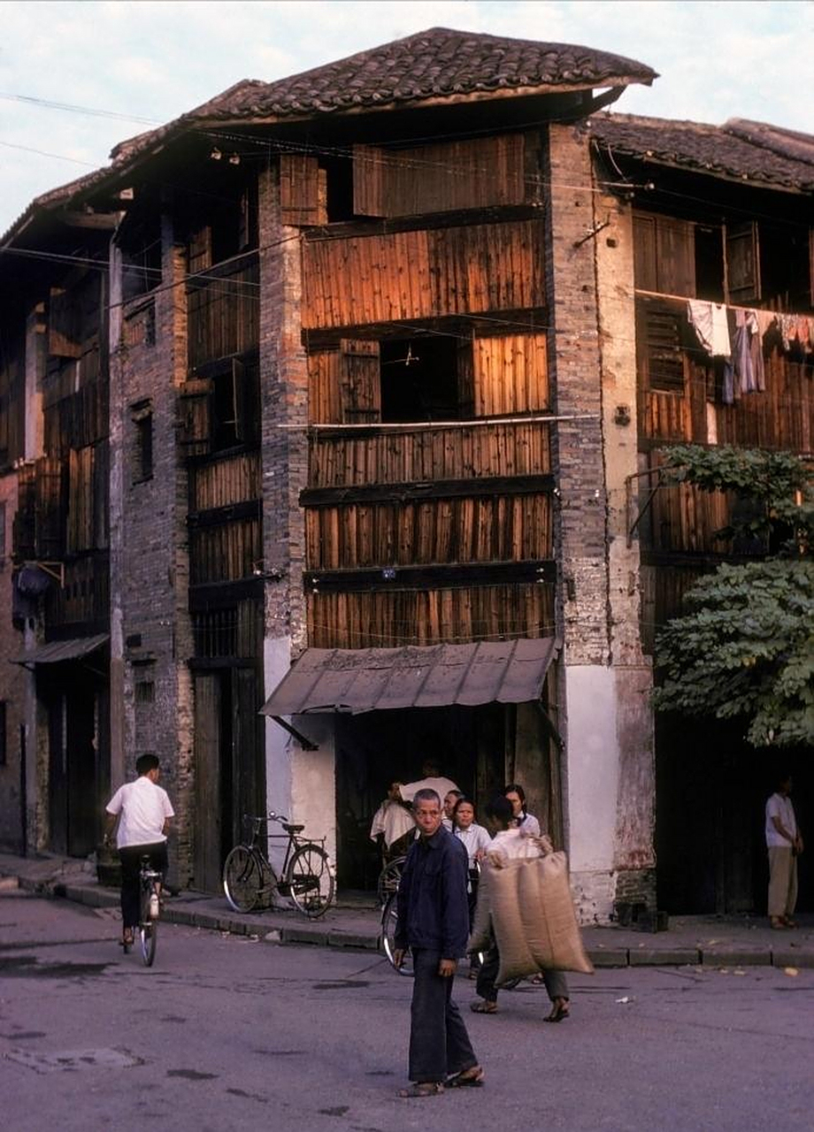 1978年的南宁甘棠街路口,70年代末的街头看上去有些破旧,像现在的小