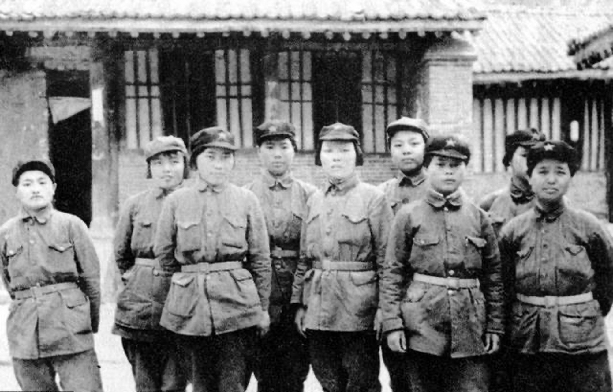 抗日战争时期延安真实的抗日女战士们,照片中她们穿着整齐的军装,留着