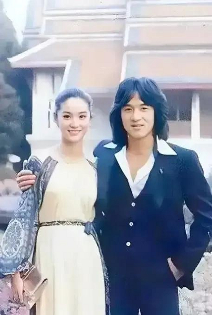 年轻时候的成龙大哥和女神林青霞的合影,照片中林青霞穿着一条米黄色