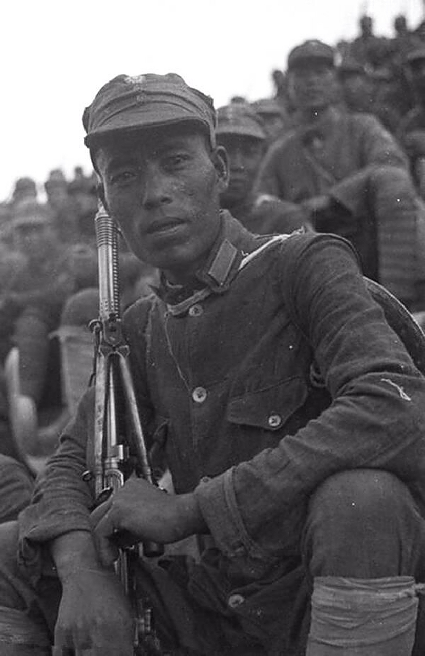 抗战时期,真实的八路军战士留影,照片中这位战士穿着整齐的军装,背着